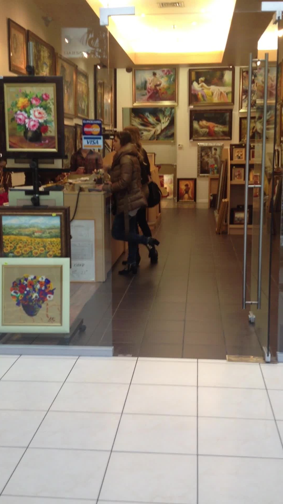 Cele doua s-au oprit la un magazin unde se vindeau obiecte de arta