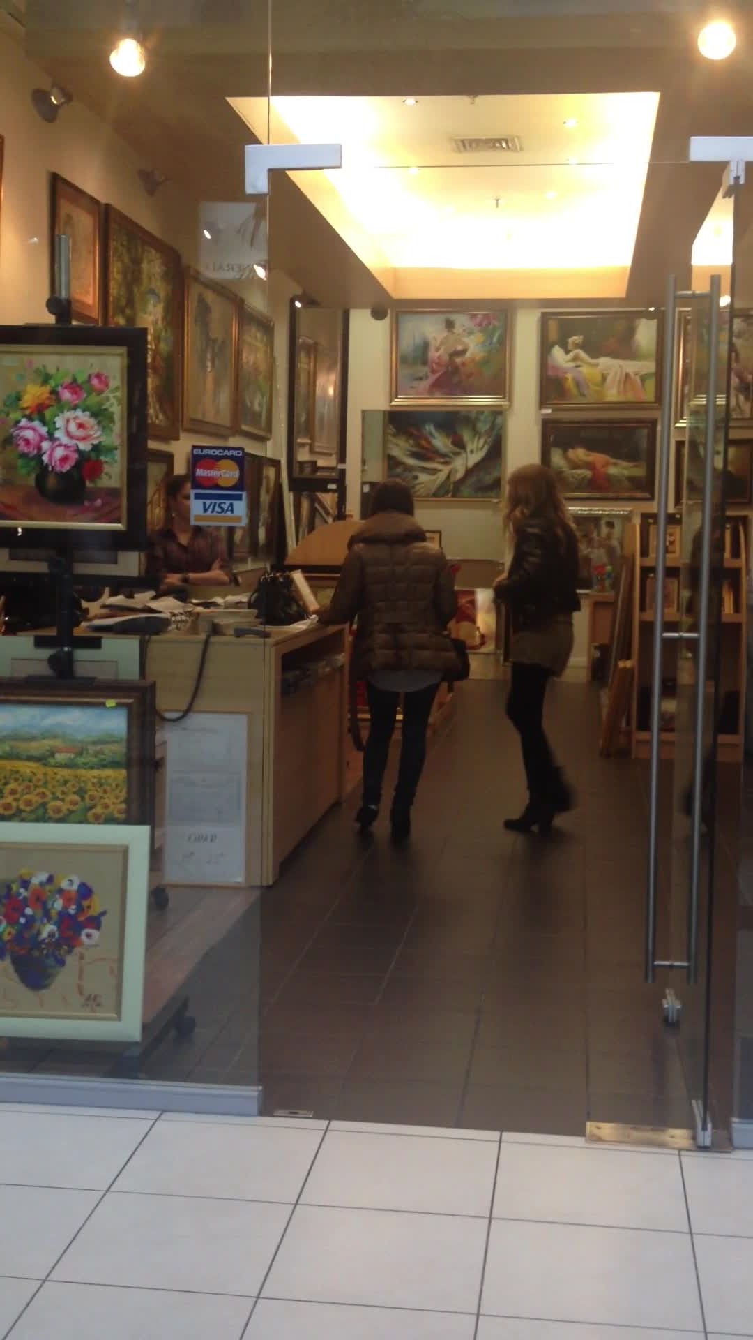 Pistol s-a uitat la mai multe tablouri