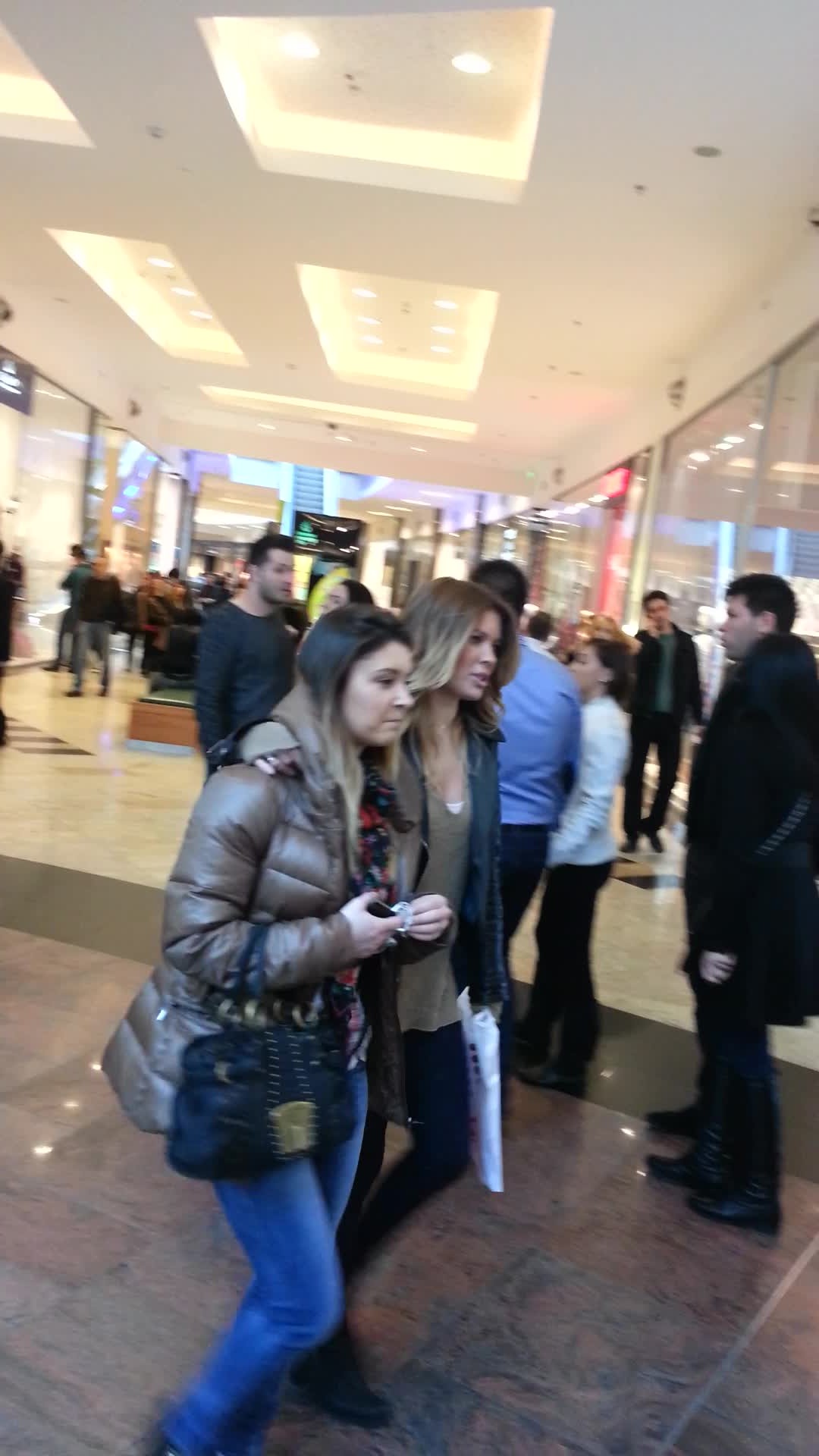 Gina a plecat din magazin cu o rama de tablou