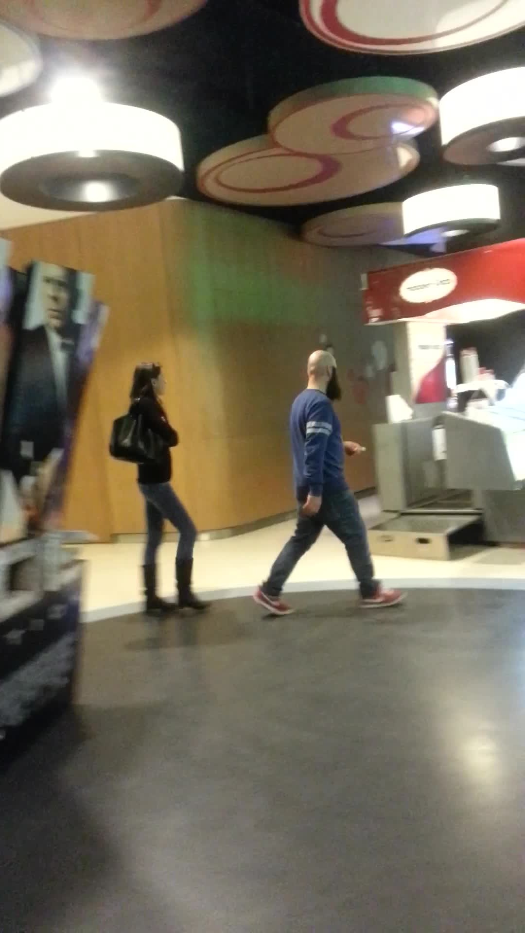 Cantaretul merge inainte, urmat de sotia lui