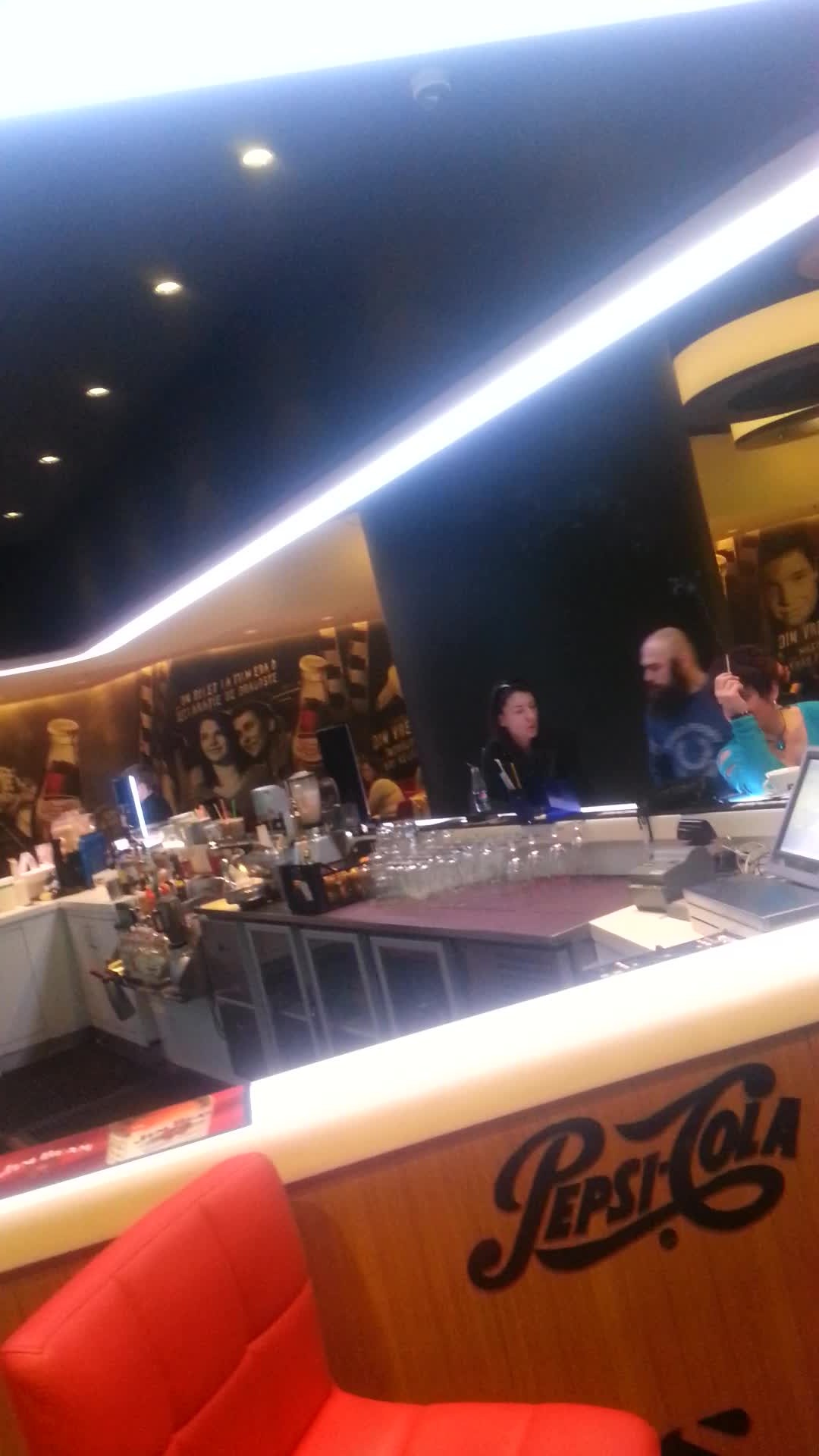 Pana sa inceapa filmul, 1 Q Sapro si-a luat partenera si au mers la o cafenea