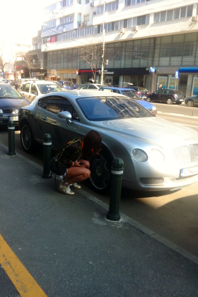 Tanara verifica daca poate circula cu rotile taiate