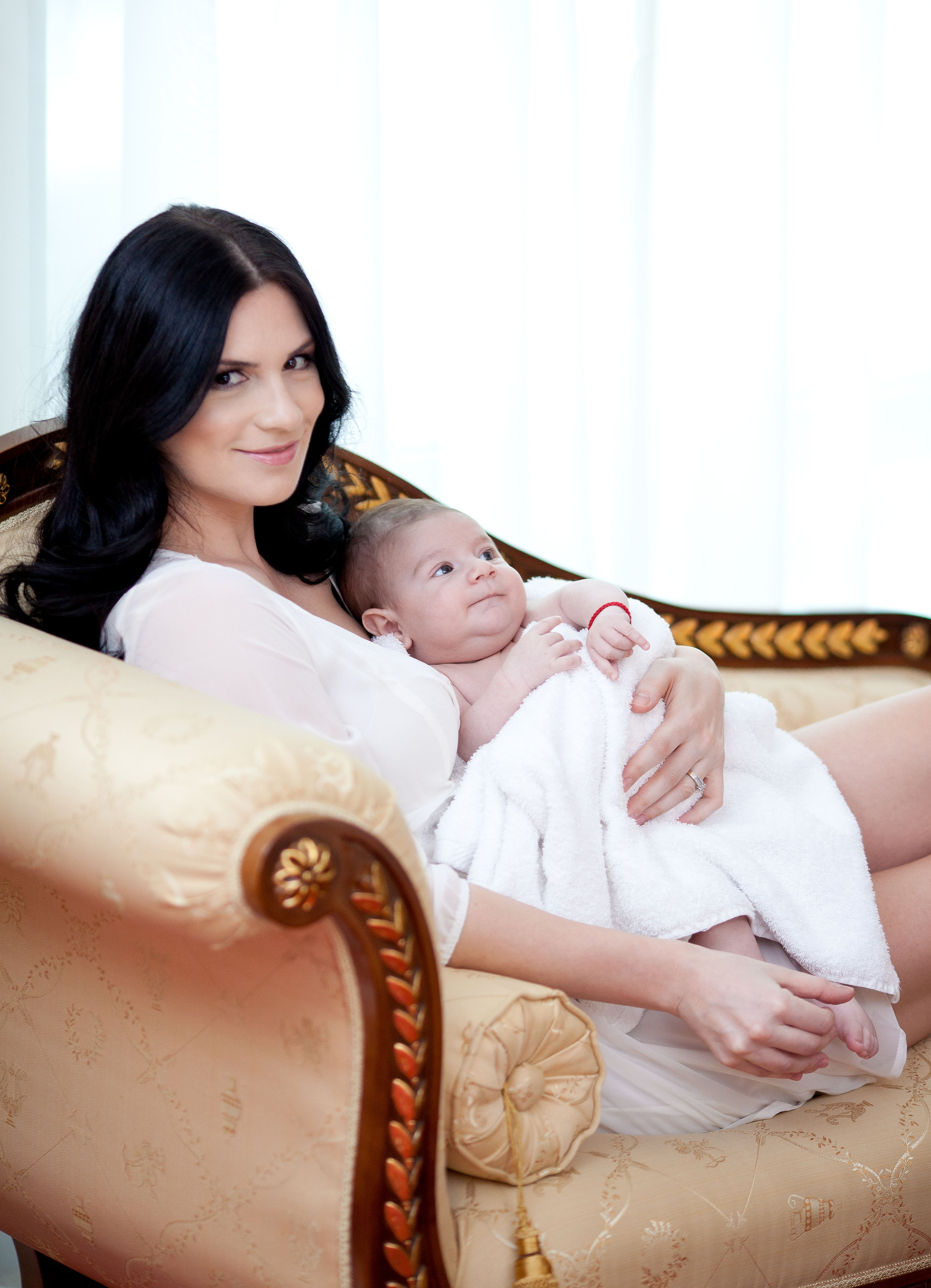 Primele fotografii cu băieţelul lui Ellie White! Uite pe artistă la 3 luni de la naştere, în ipostaze de familie!