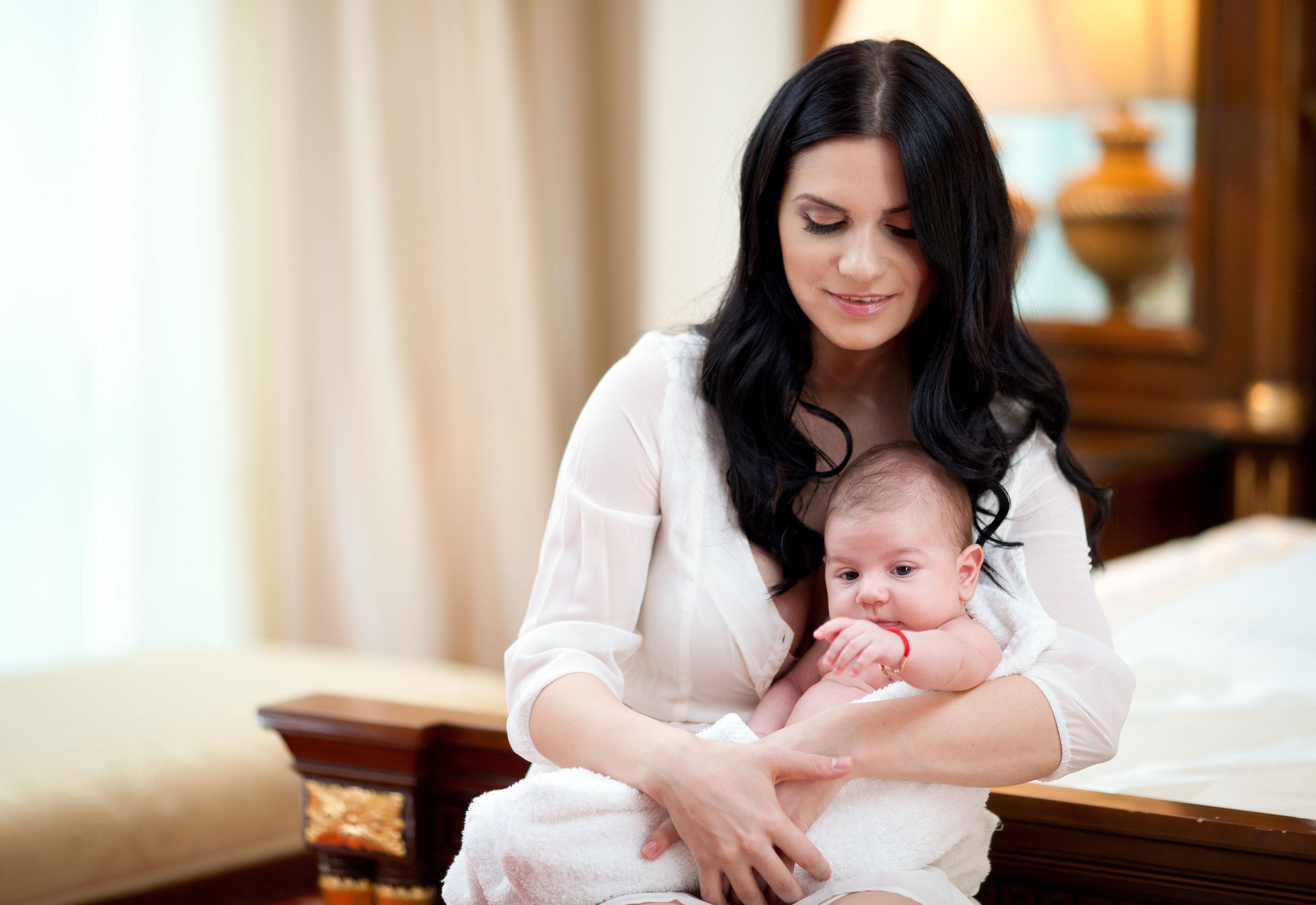 Primele fotografii cu băieţelul lui Ellie White! Uite pe artistă la 3 luni de la naştere, în ipostaze de familie!