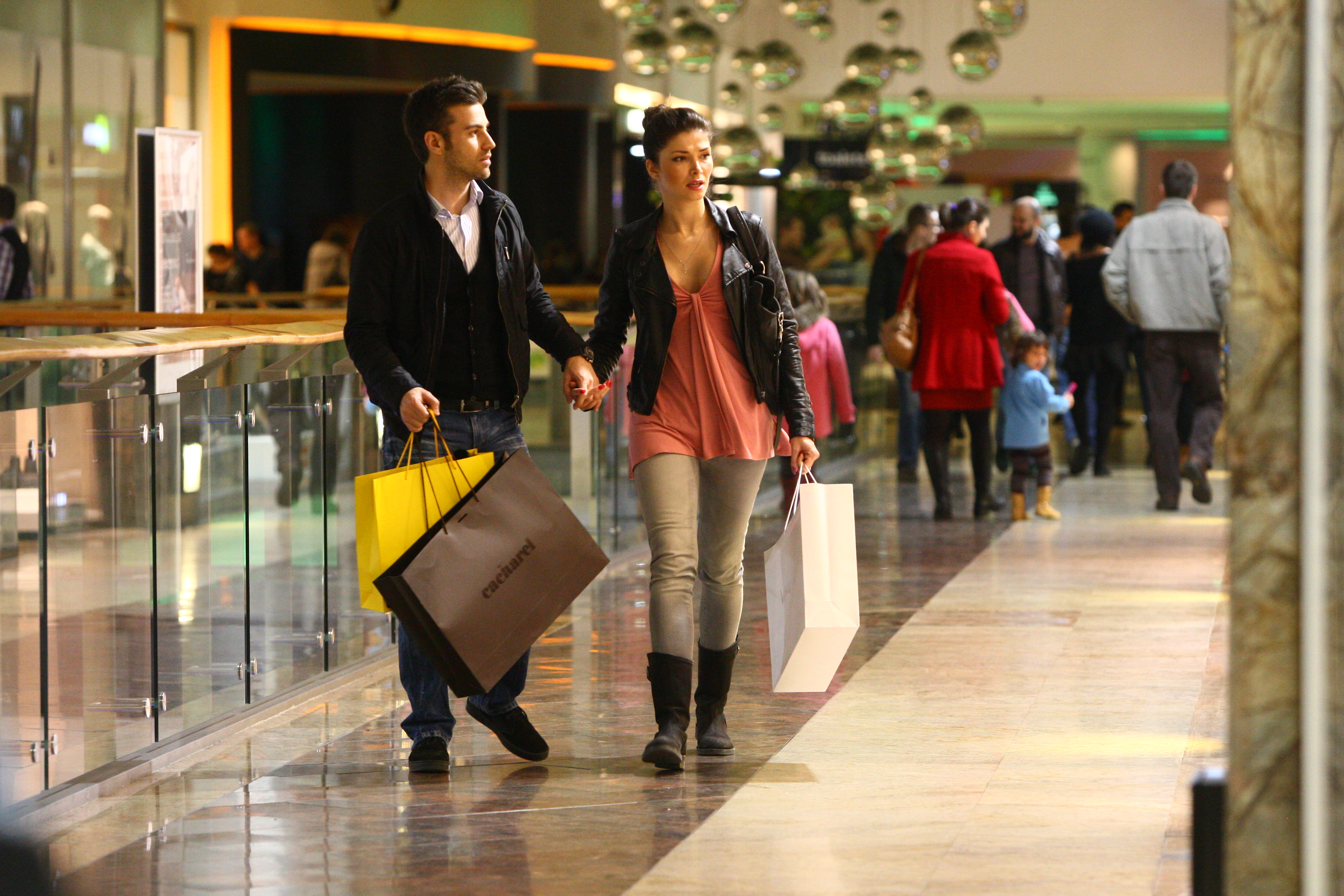 Dupa ce au batut magazinele, Alina si iubitul ei au decis sa se induceasca putin cu o inghetata