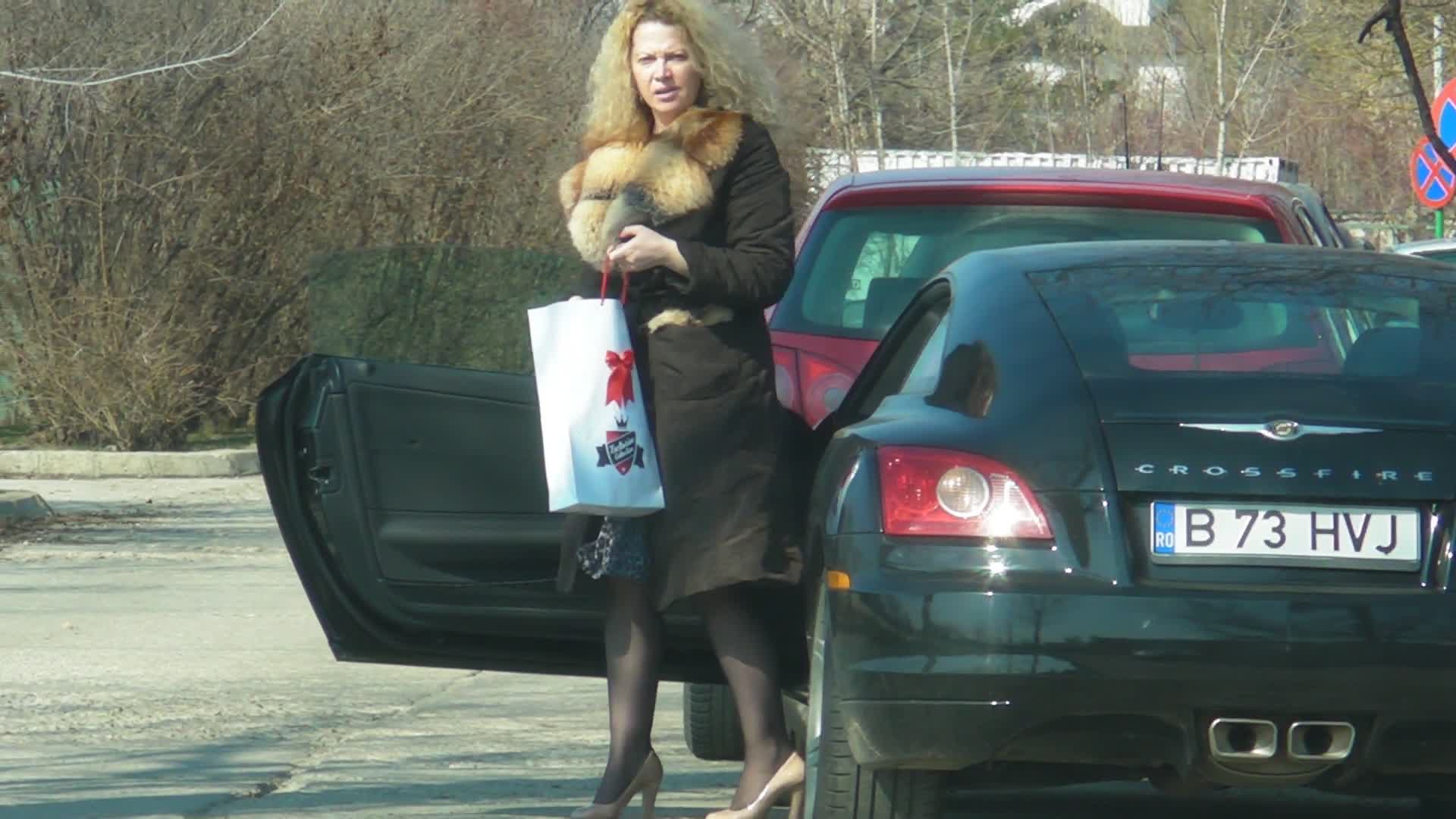 Blonda a iesit din casa complet nemachiata pentru a ajunge la o emisiune TV, unde urma sa fie aranjata