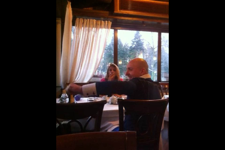 Compozitorul si asistenta TV au iesit la un restaurant select din Bucuresti