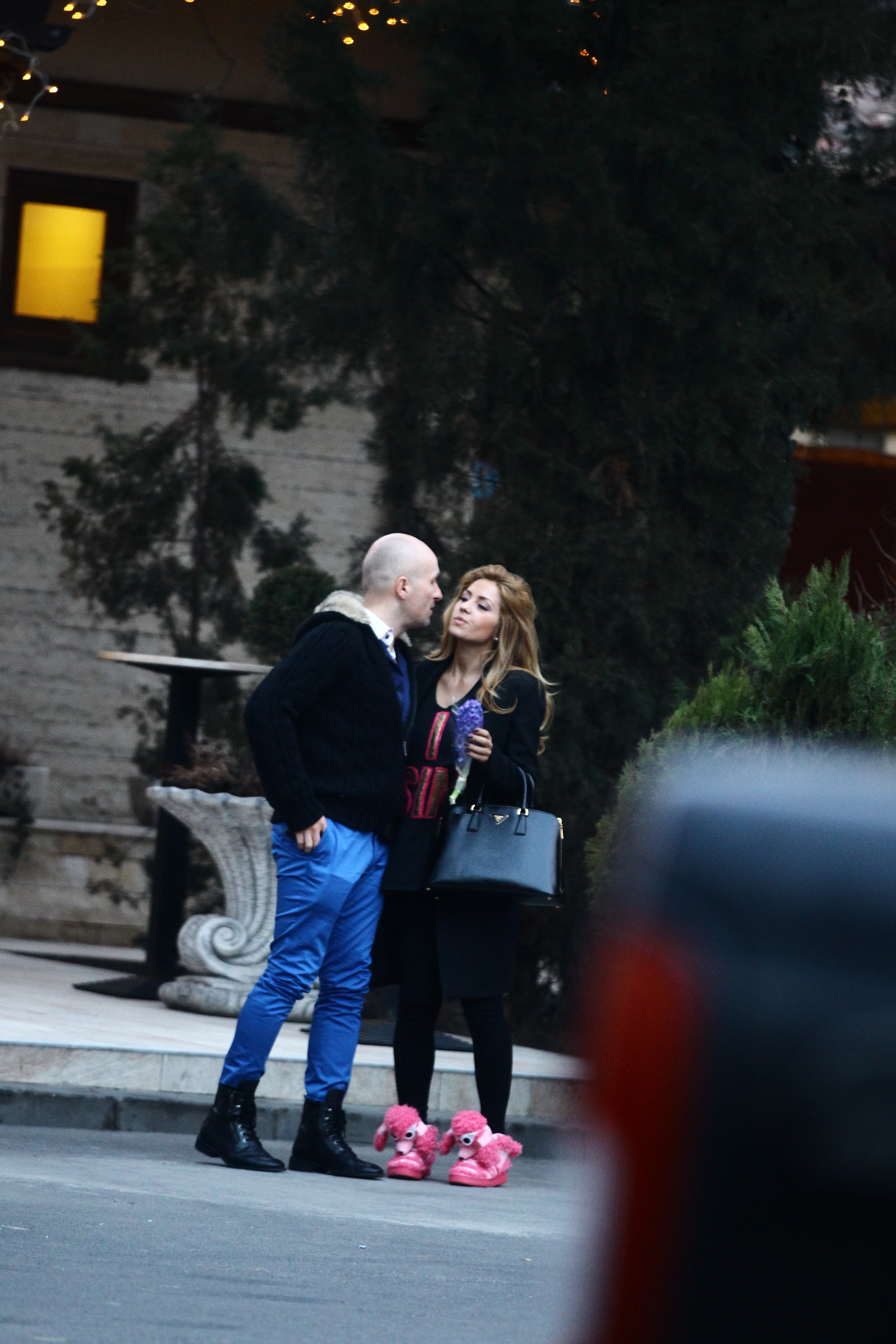 Cei doi isi iau ramas bun, insa se saruta pe obraz