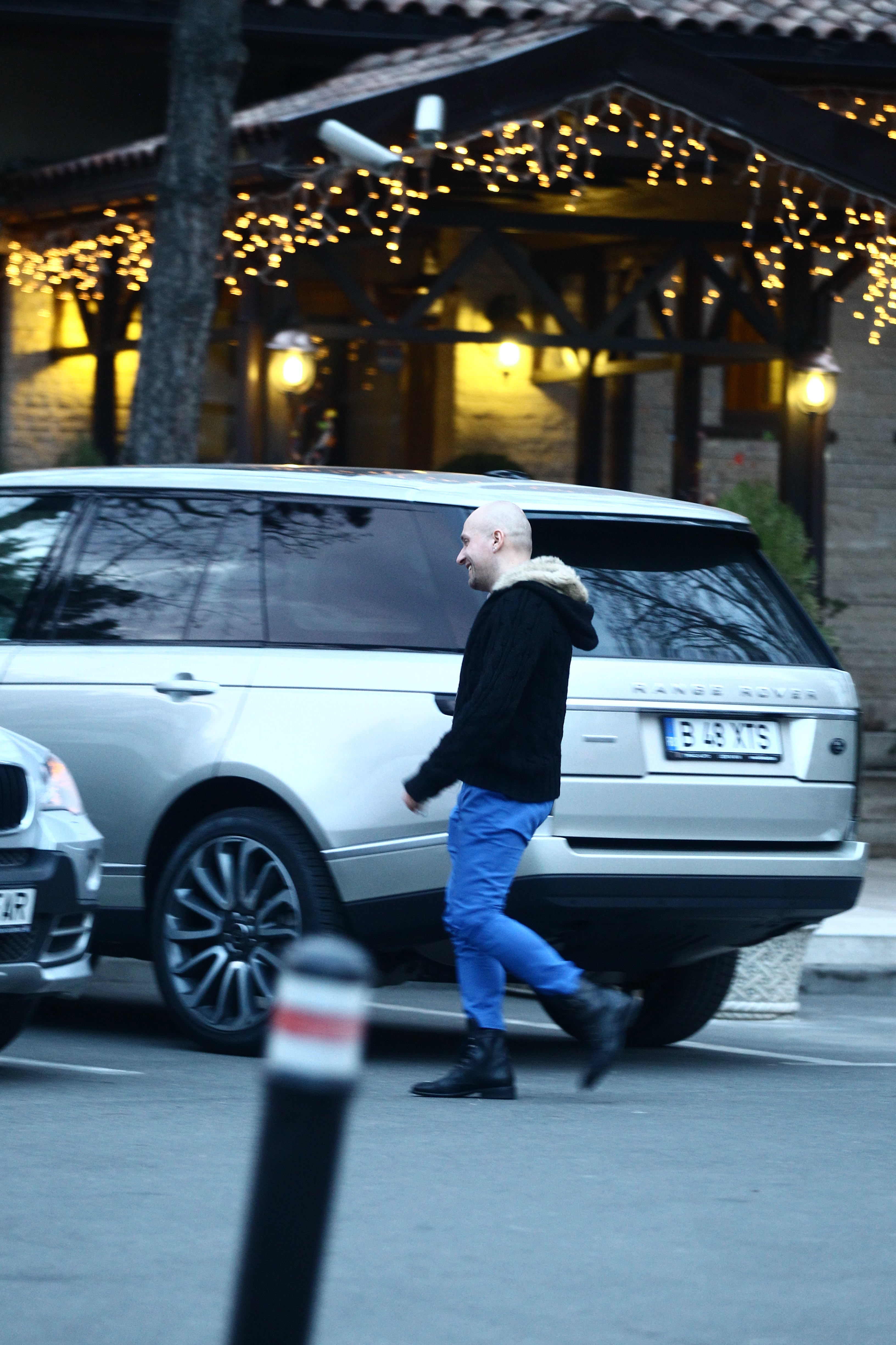 Desi nu a combinat-o pe Rodica, compozitorul se indreapta totusi fericit spre masina