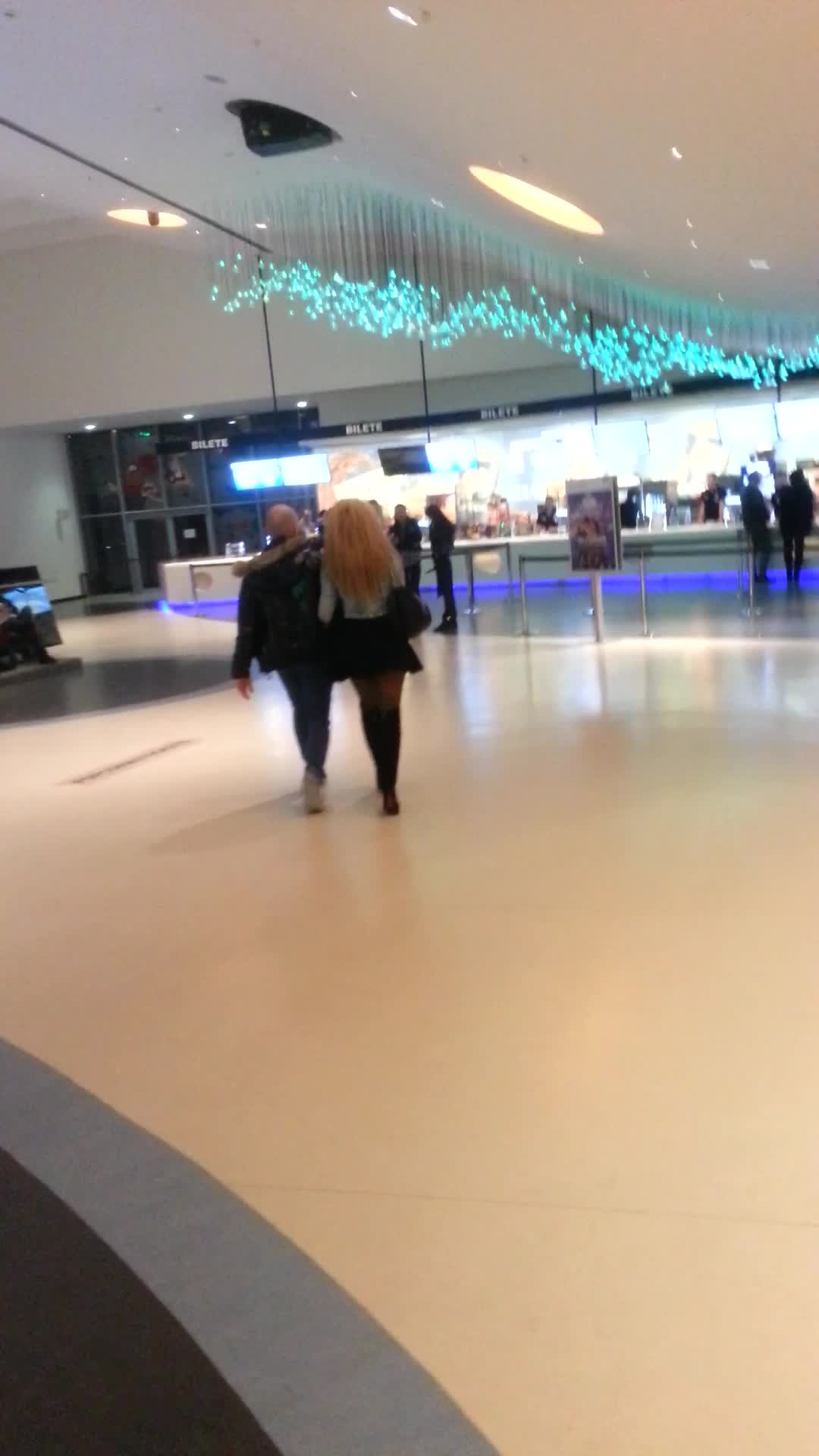 Duminica seara, Ionita a mers la film in compania unei blonde voluptoase