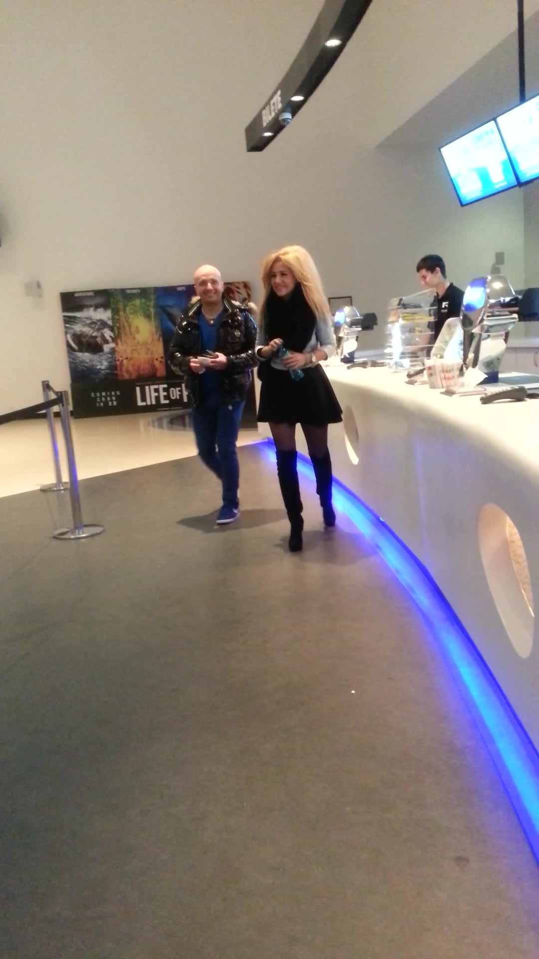 Costi si tanara nu au vrut popcorn ci s-au multumit doar cu apa plata