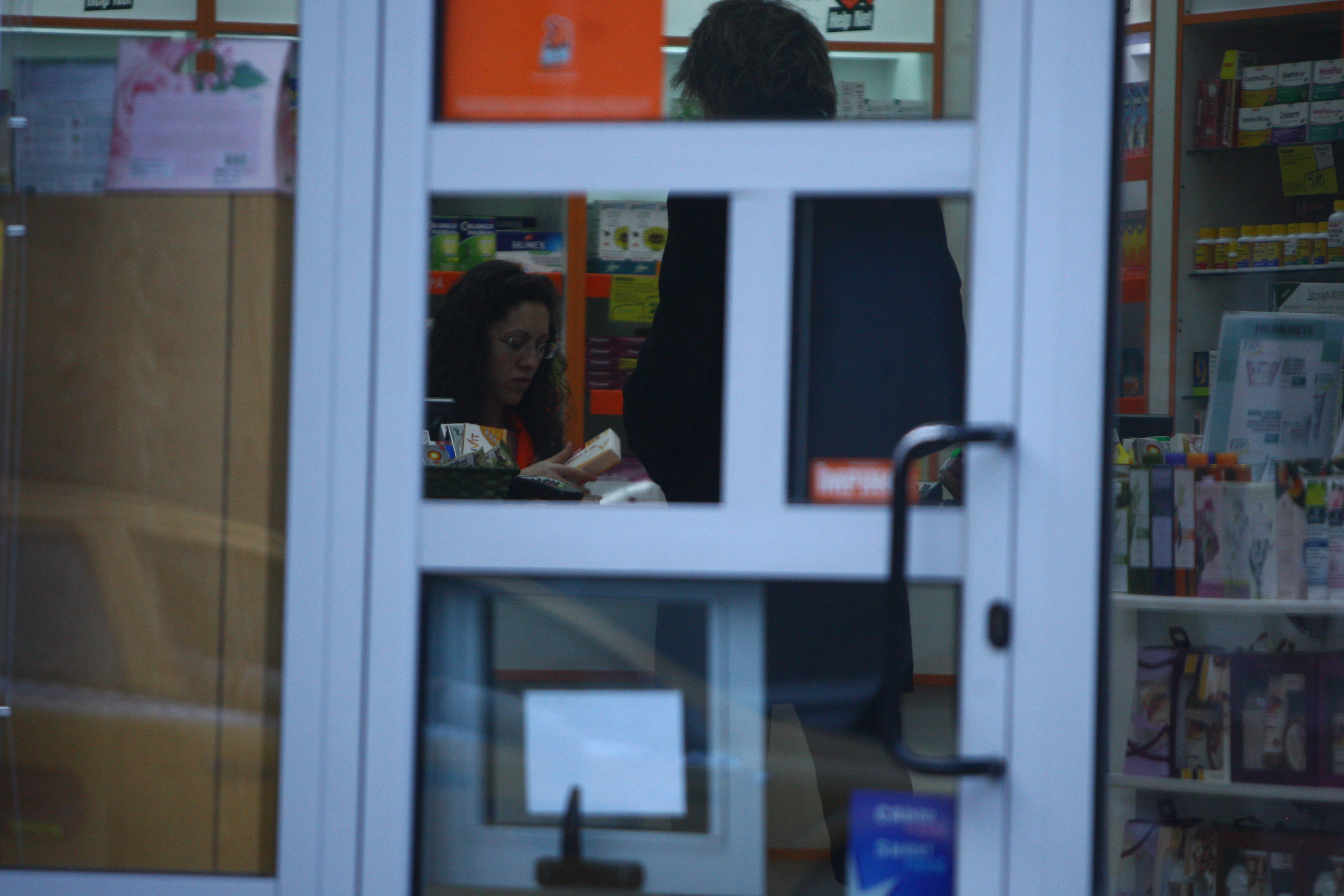 Dupa ce si-a terminat tigara, Tudor a intrat in farmacie si a cumparat mai multe medicamente