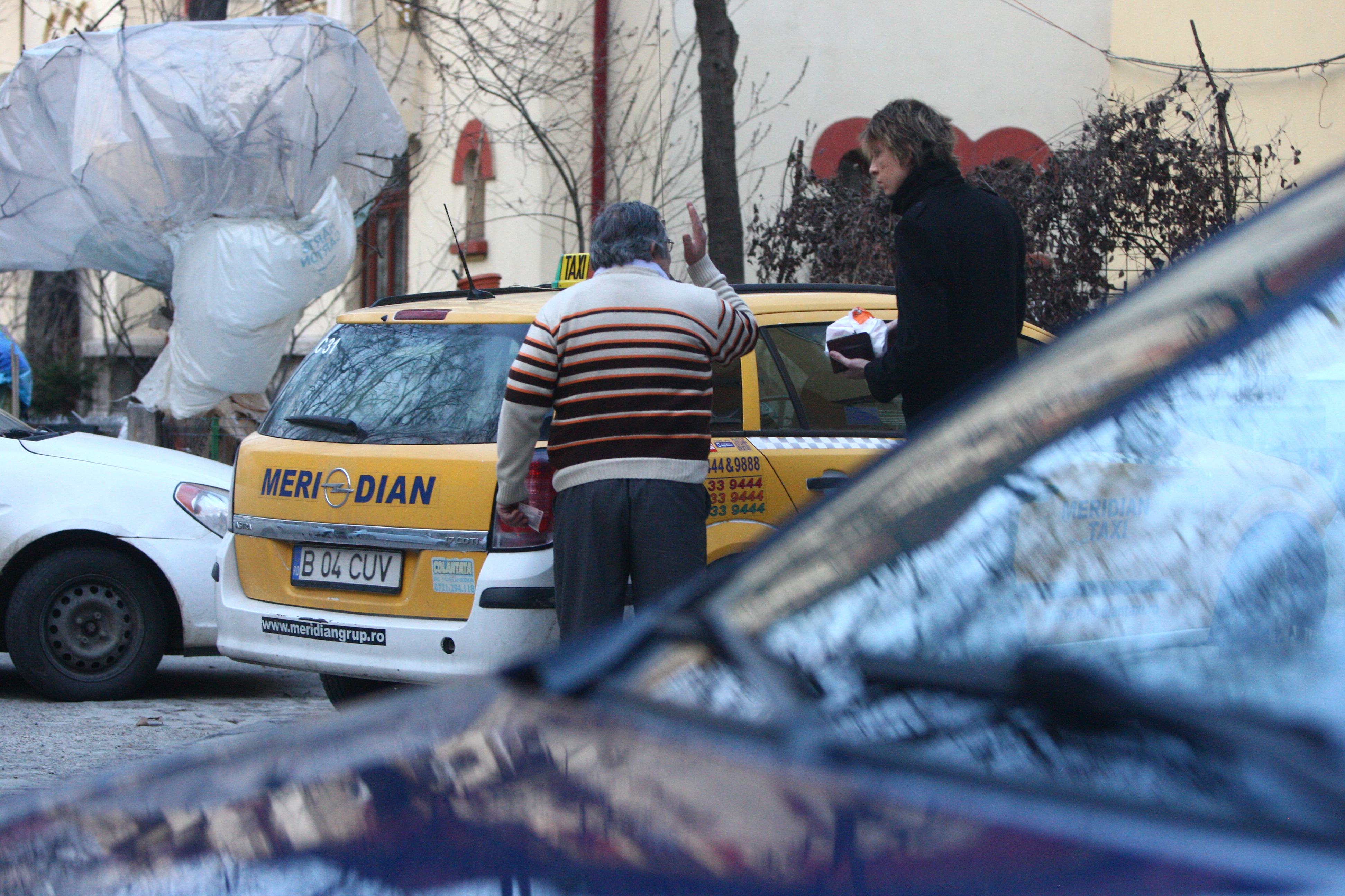 Dupa ce a fost refuzat de un taximetrist, artistul a reusit sa il convinga pe un al doilea sa il duca acasa