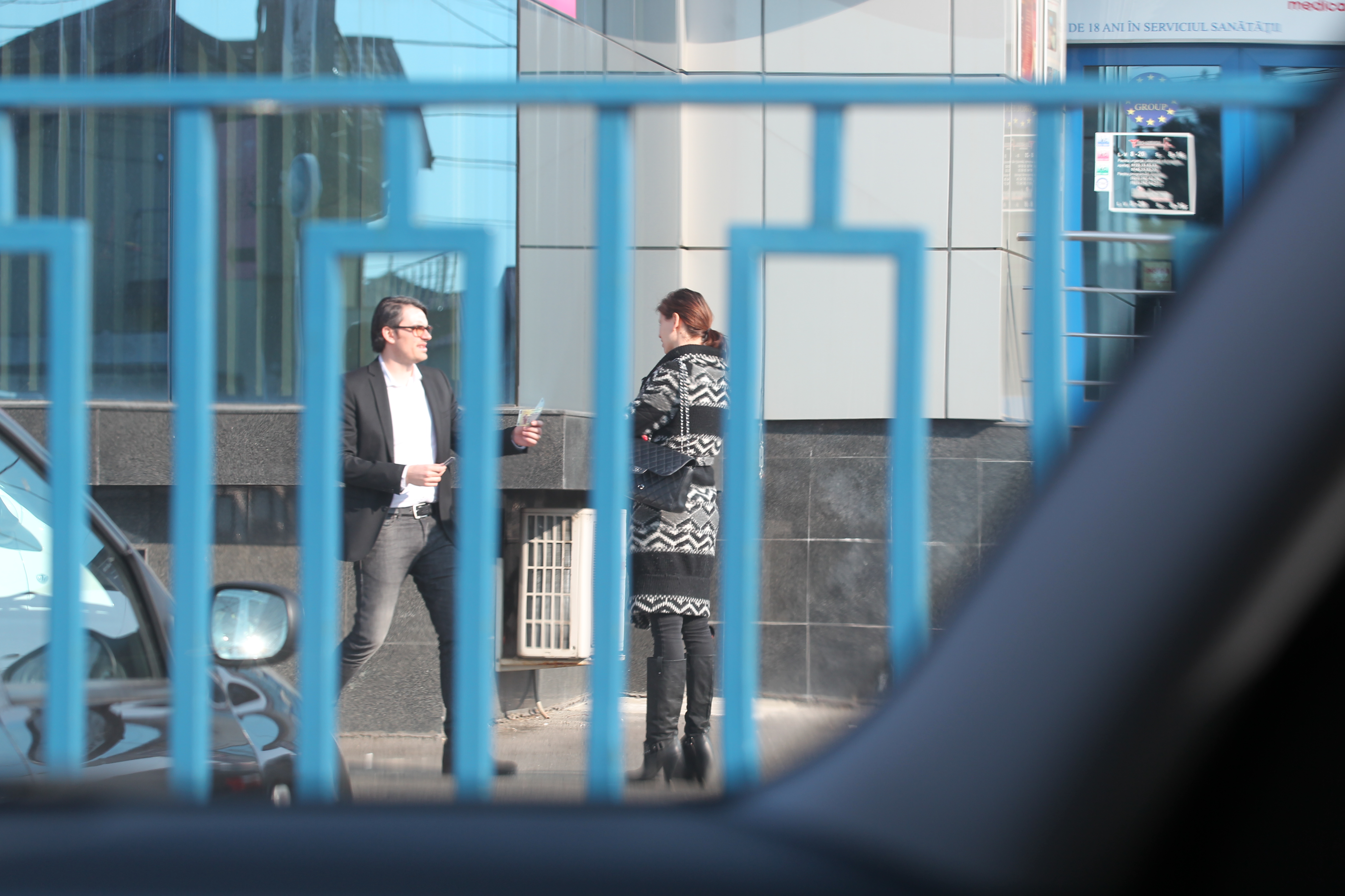 Inainte de a intra in clinica, Mihai scoate niste bani de la un bancomat si ii da sotiei sale