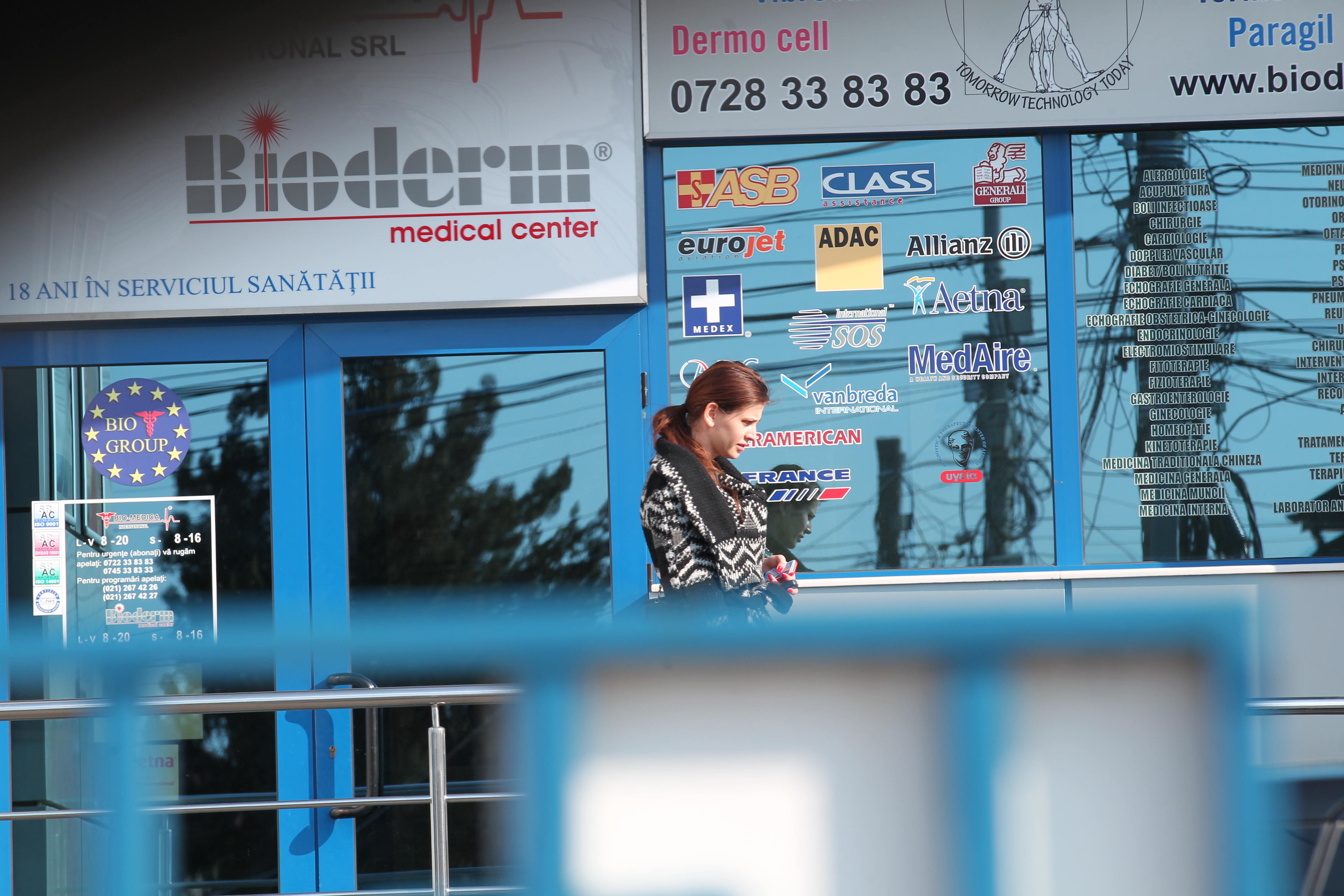 Satena nu isi face curaj sa intre in clinica