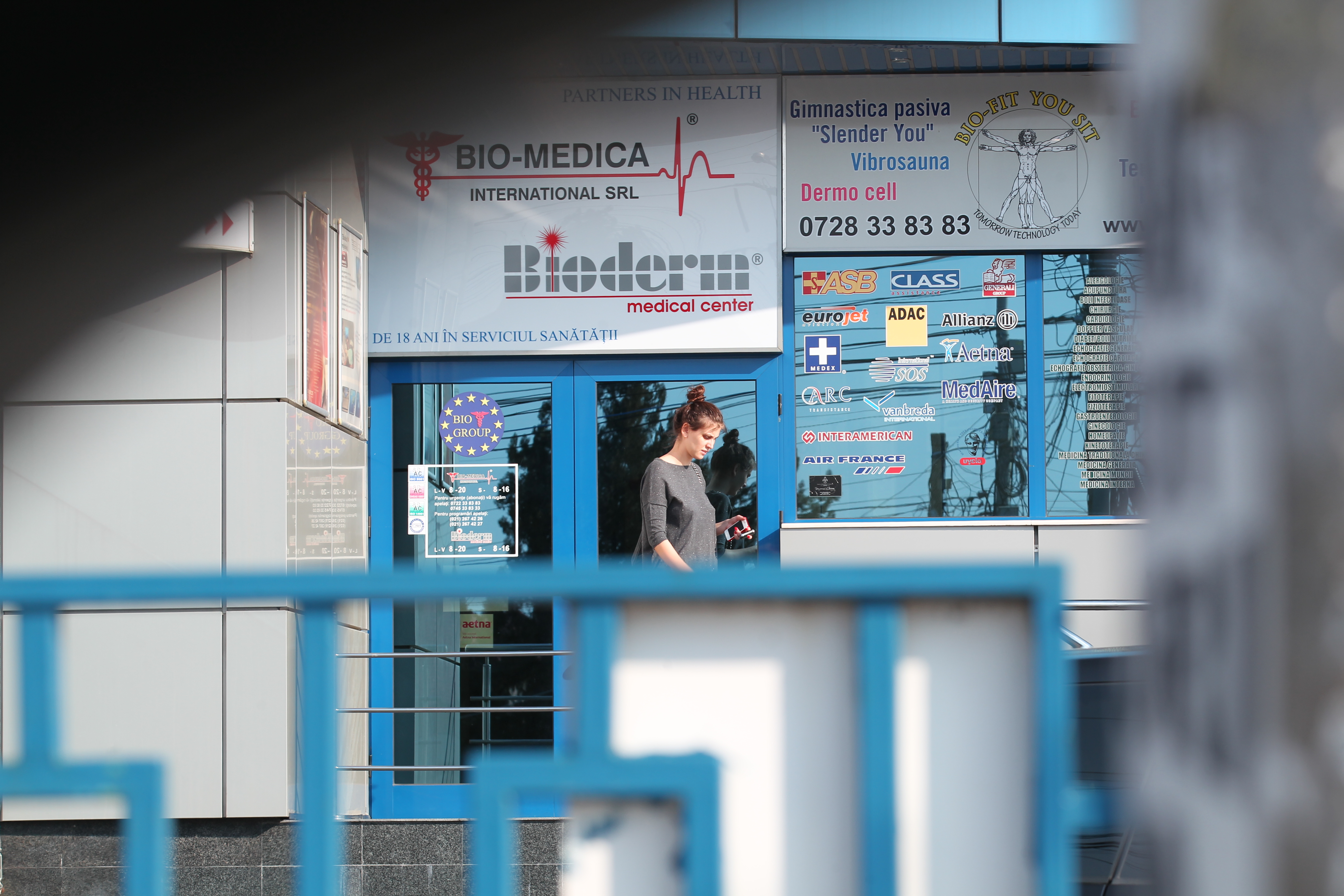 Dupa un set de analize, Roxana iese din clinica medicala