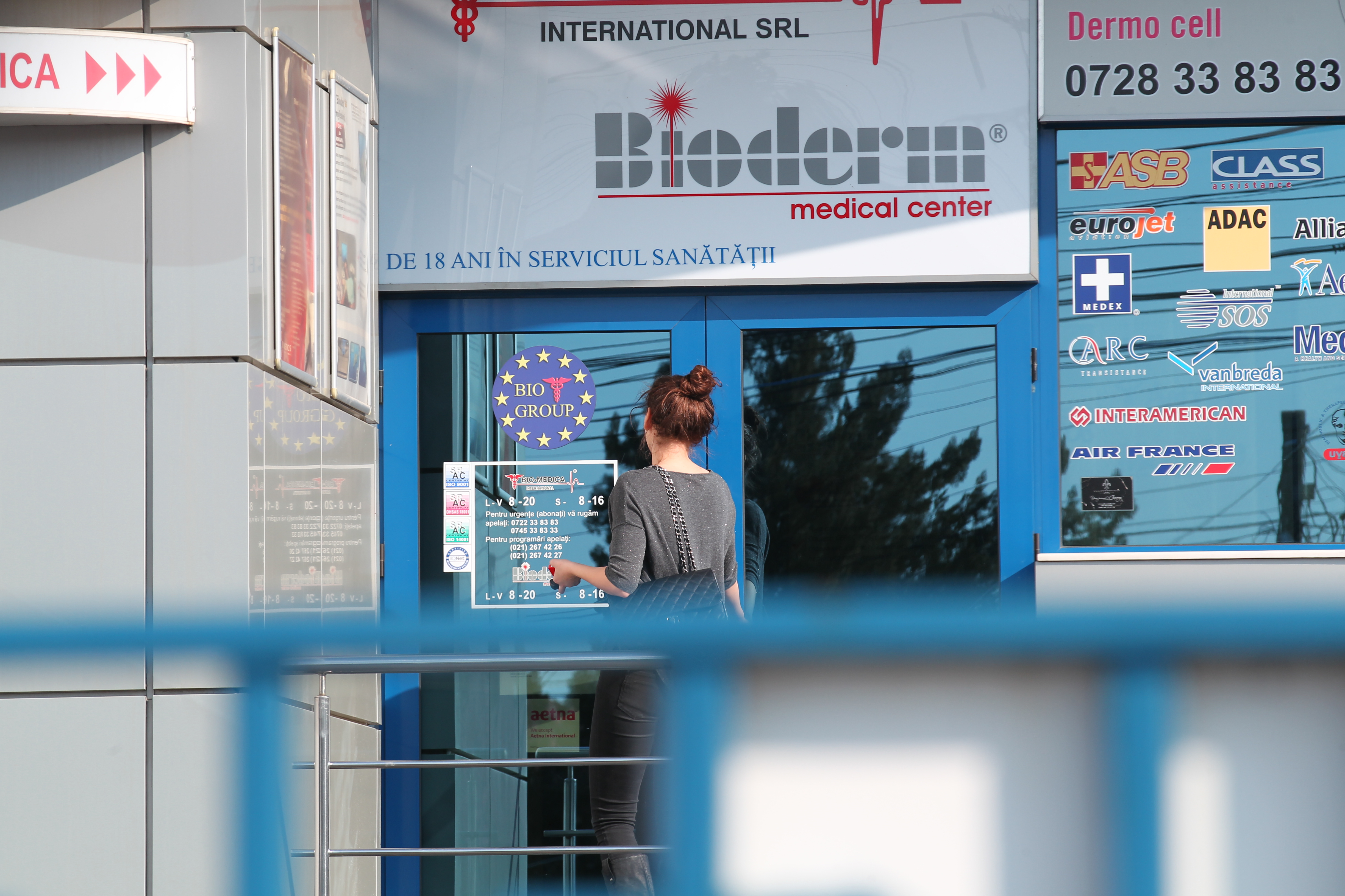 Fofomodelul se intoarce in imobil pentru ca isi uitase ploverul