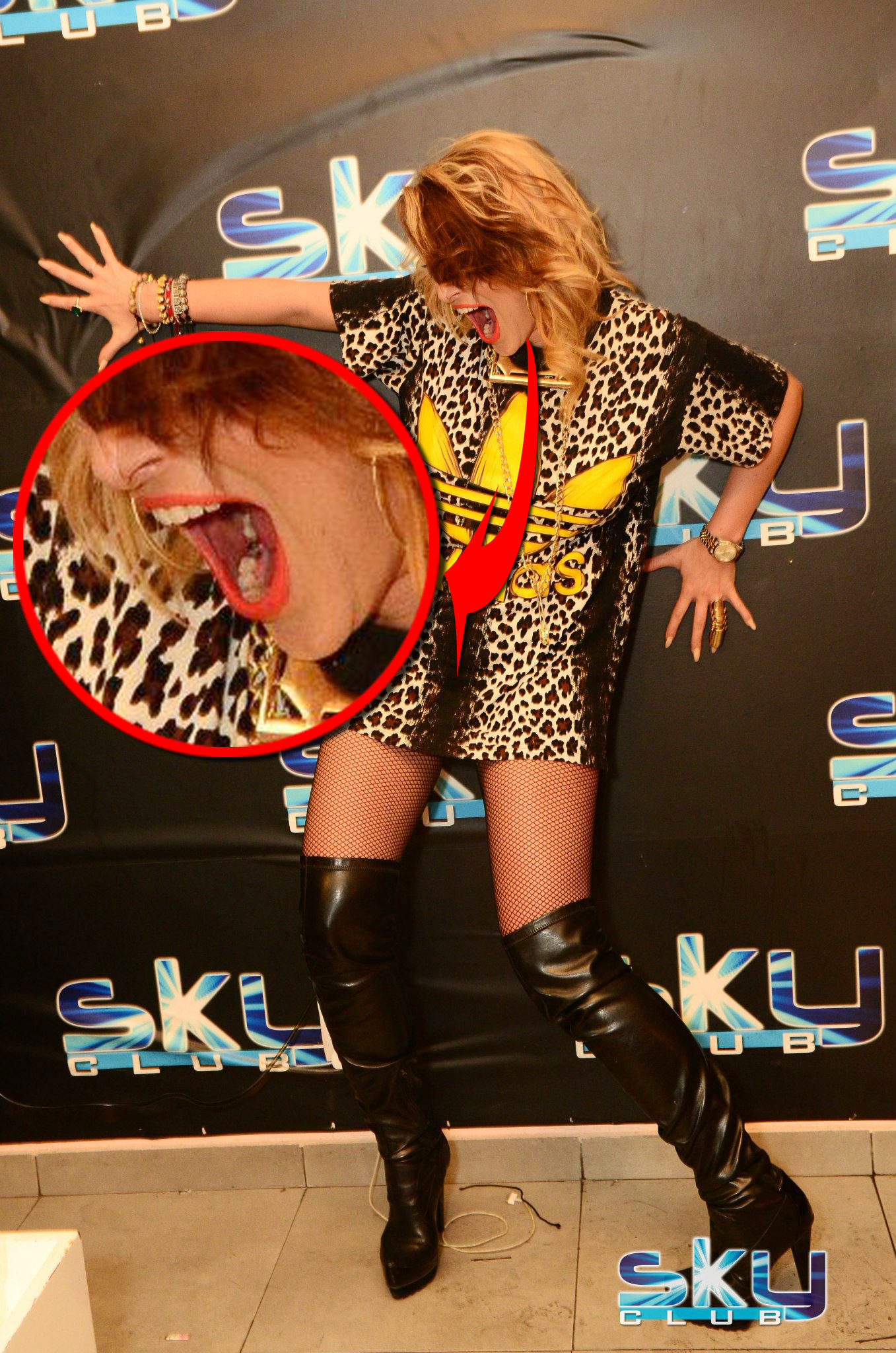 Delia pozeaza in stilul caracteristica fara sa realizeze ce detalii ies la iveala