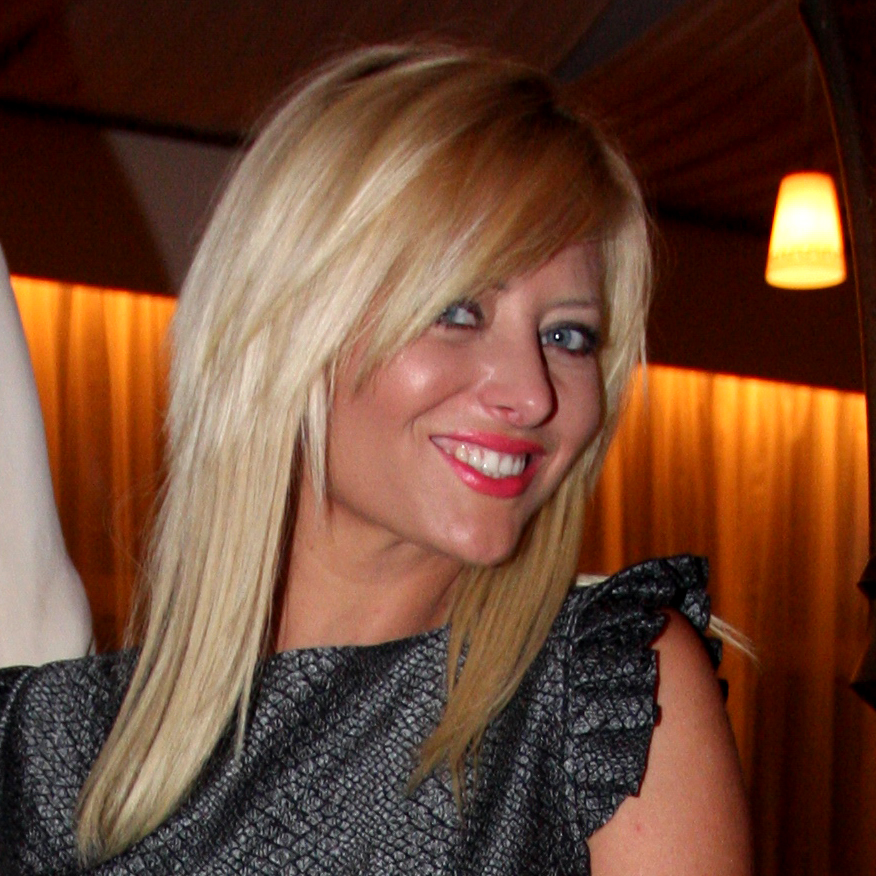 De cele mai multe ori, zambetul aparent perfect al Deliei este unul studiat