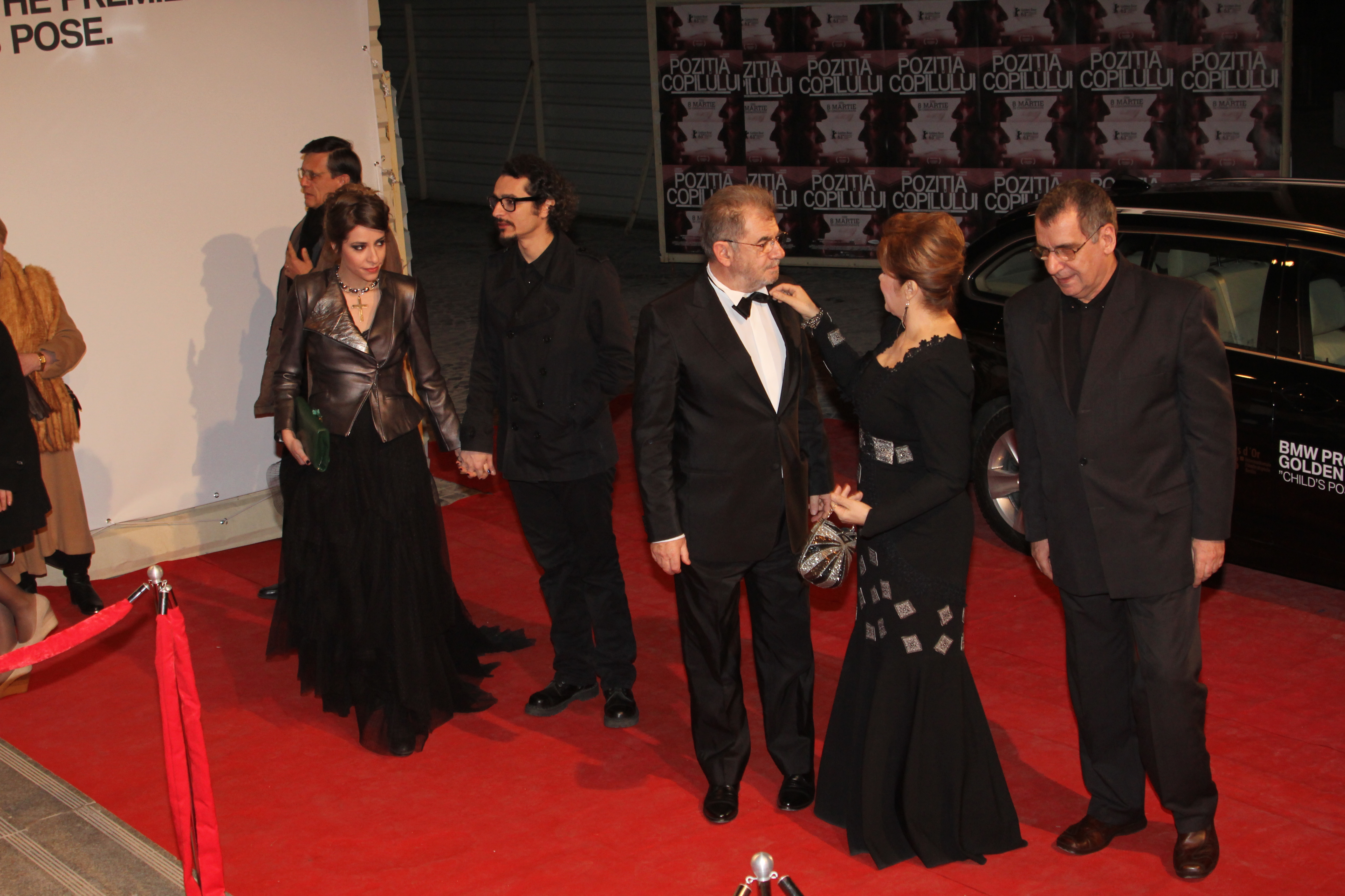 Iniante de fotografie, Natasa ii aranjeaza papionul marelui actor