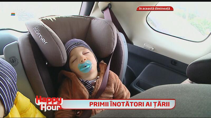 Cătălin Măruţă, noi peripeţii cu tripleţii Nicoletei Luciu - i-a dus la prima lecţie de înot!