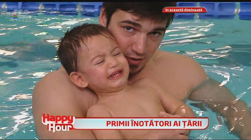Cătălin Măruţă, noi peripeţii cu tripleţii Nicoletei Luciu - i-a dus la prima lecţie de înot!