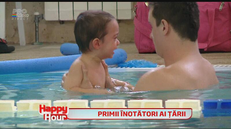 Cătălin Măruţă, noi peripeţii cu tripleţii Nicoletei Luciu - i-a dus la prima lecţie de înot!