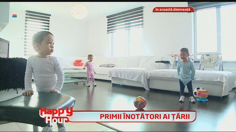 Cătălin Măruţă, noi peripeţii cu tripleţii Nicoletei Luciu - i-a dus la prima lecţie de înot!