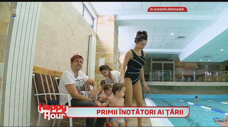 Nicoleta Luciu, la piscină, complet nemachiată! Ce bine arată bruneta în costum de baie, după ce a născut patru copilaşi!