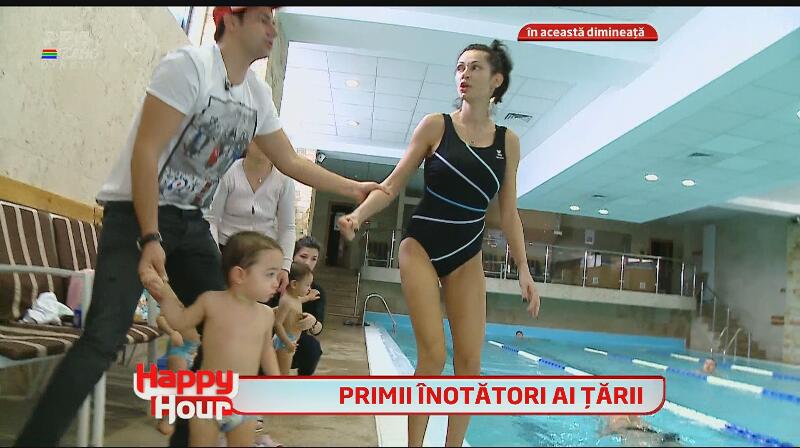 Nicoleta Luciu, la piscină, complet nemachiată! Ce bine arată bruneta în costum de baie, după ce a născut patru copilaşi!