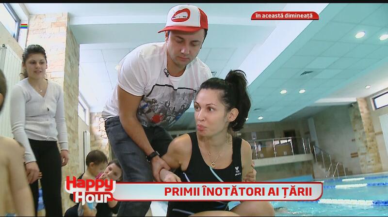 Nicoleta Luciu, la piscină, complet nemachiată! Ce bine arată bruneta în costum de baie, după ce a născut patru copilaşi!