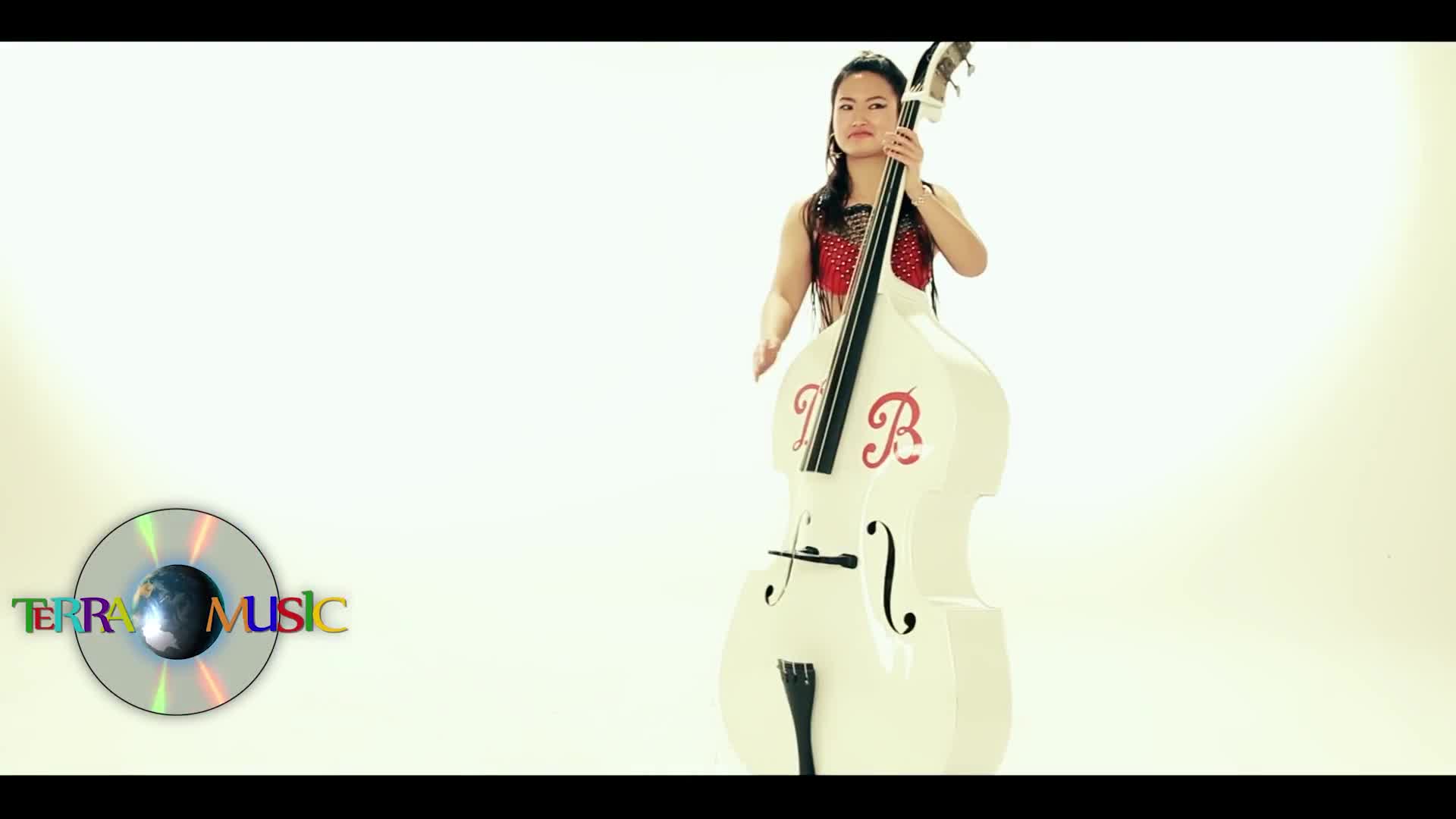 Tanara isi doreste sa afle cat mai multe despre viata si activitatile manelistilor