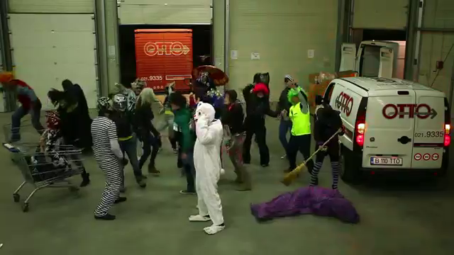 O parte dintre angajati si prieteni s-au adunat la firma de curierat pentru a realiza videoclipul