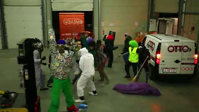 In timp ce fotomodelul dansa dintr-un carucior, Mihai se dadea cu placa cu ajutorul unui elevator