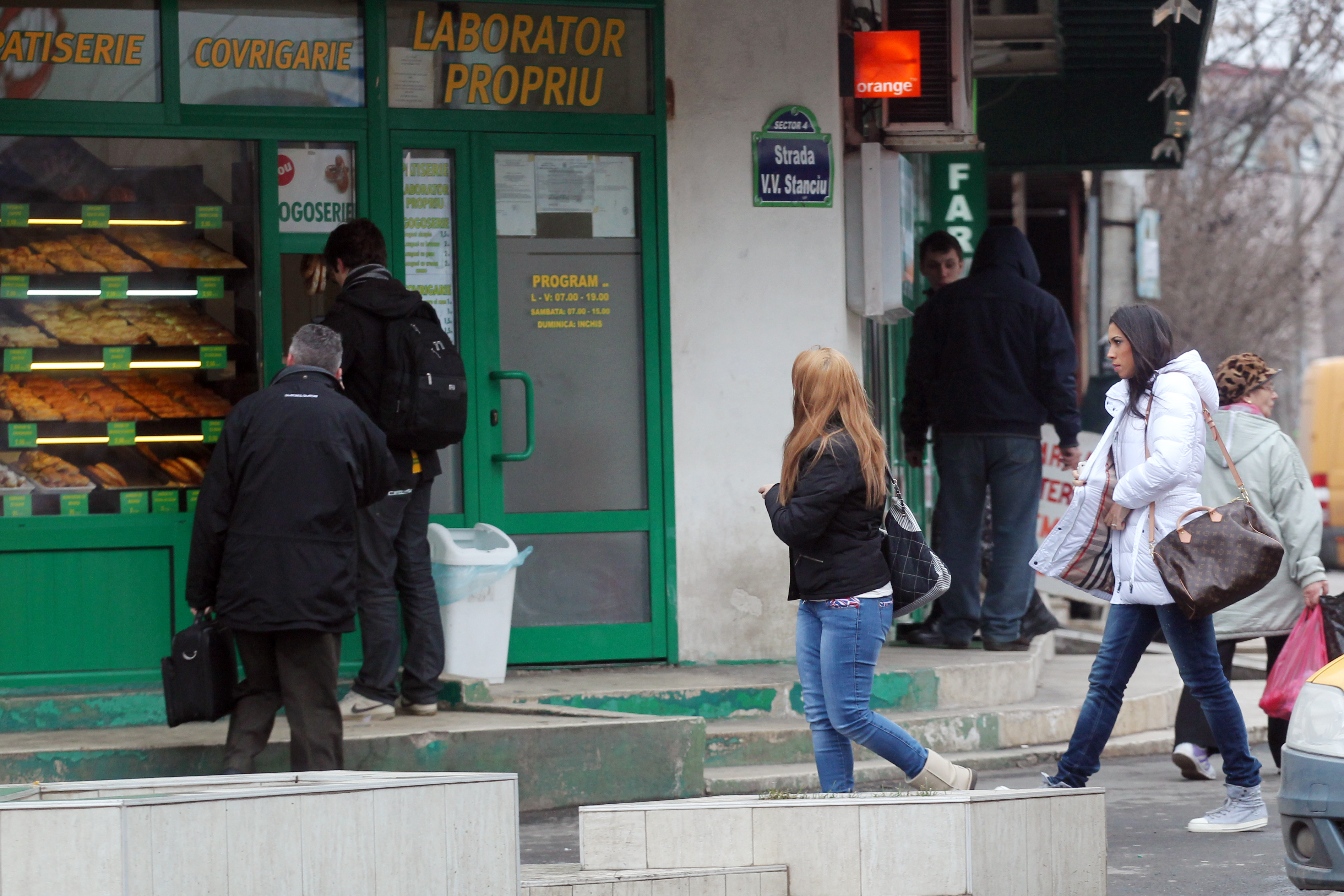 Fetele au mers tinta la facultate, ignorand toate tentatiile care le-au iesit in cale: o patiserie si o cafenea