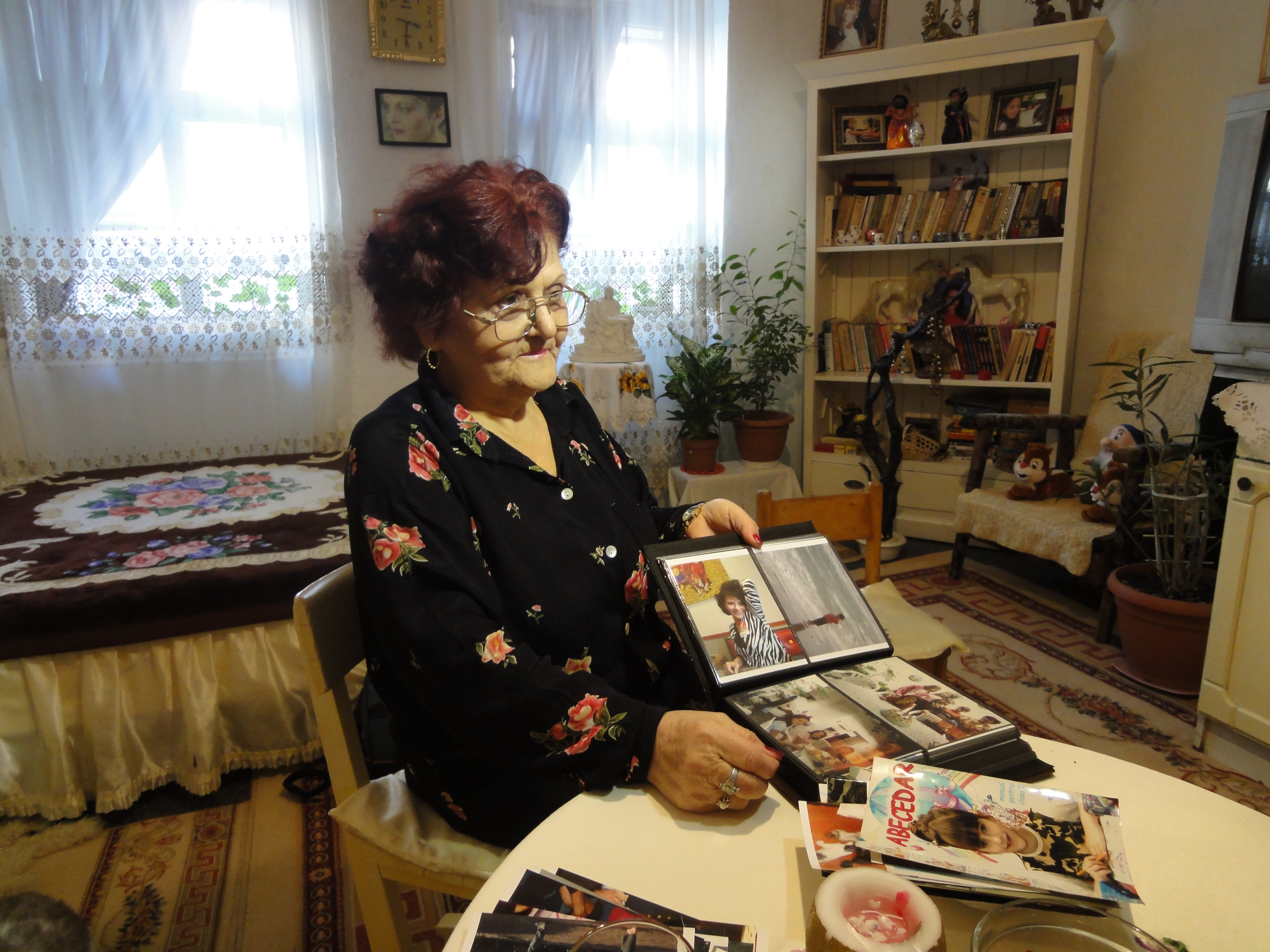 Mama Elenei rasfoieste albumul ori de cate ori i se face dor de fiica ei
