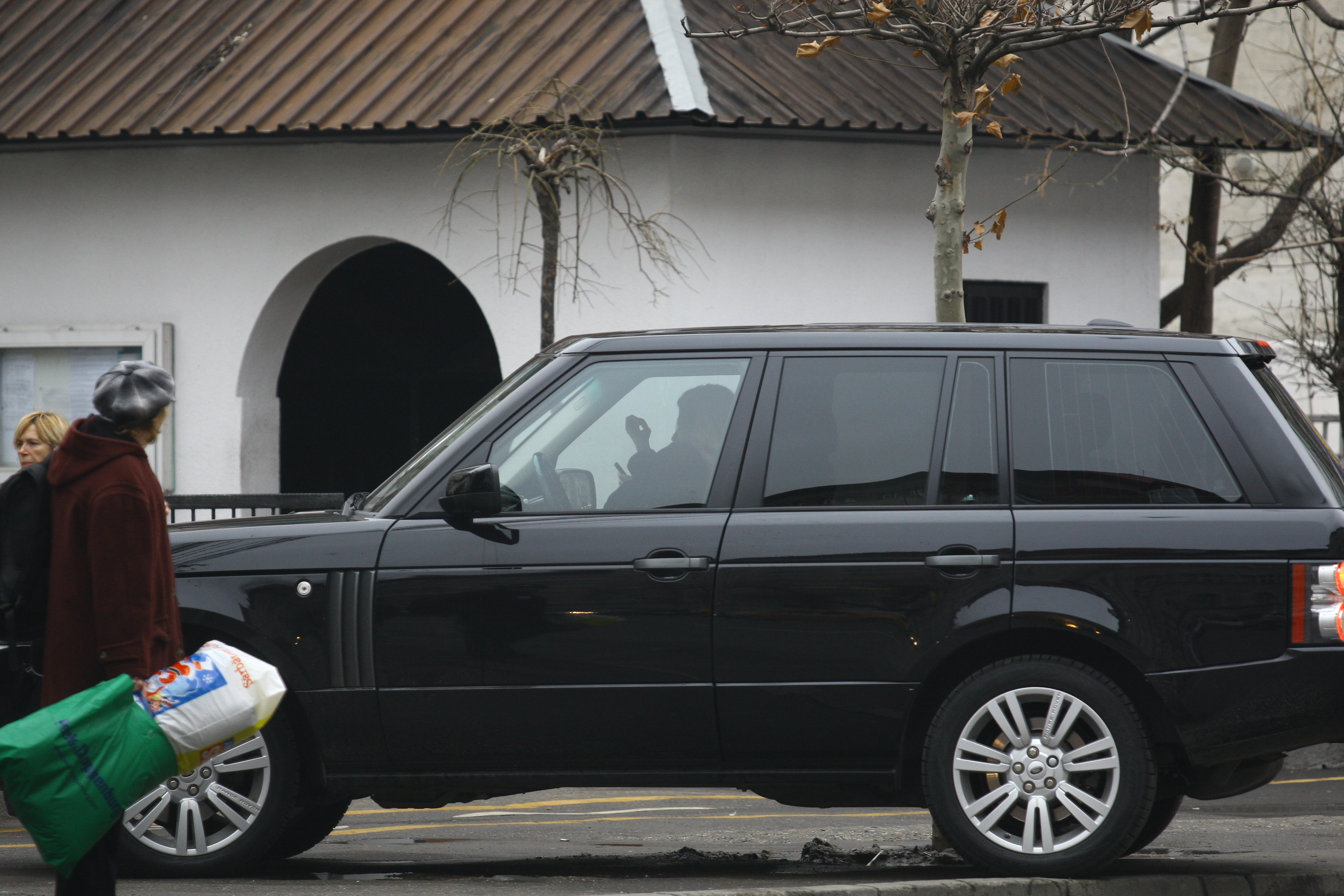 Vedeta isi retuseaza machiajul in oglinda retrovizoare