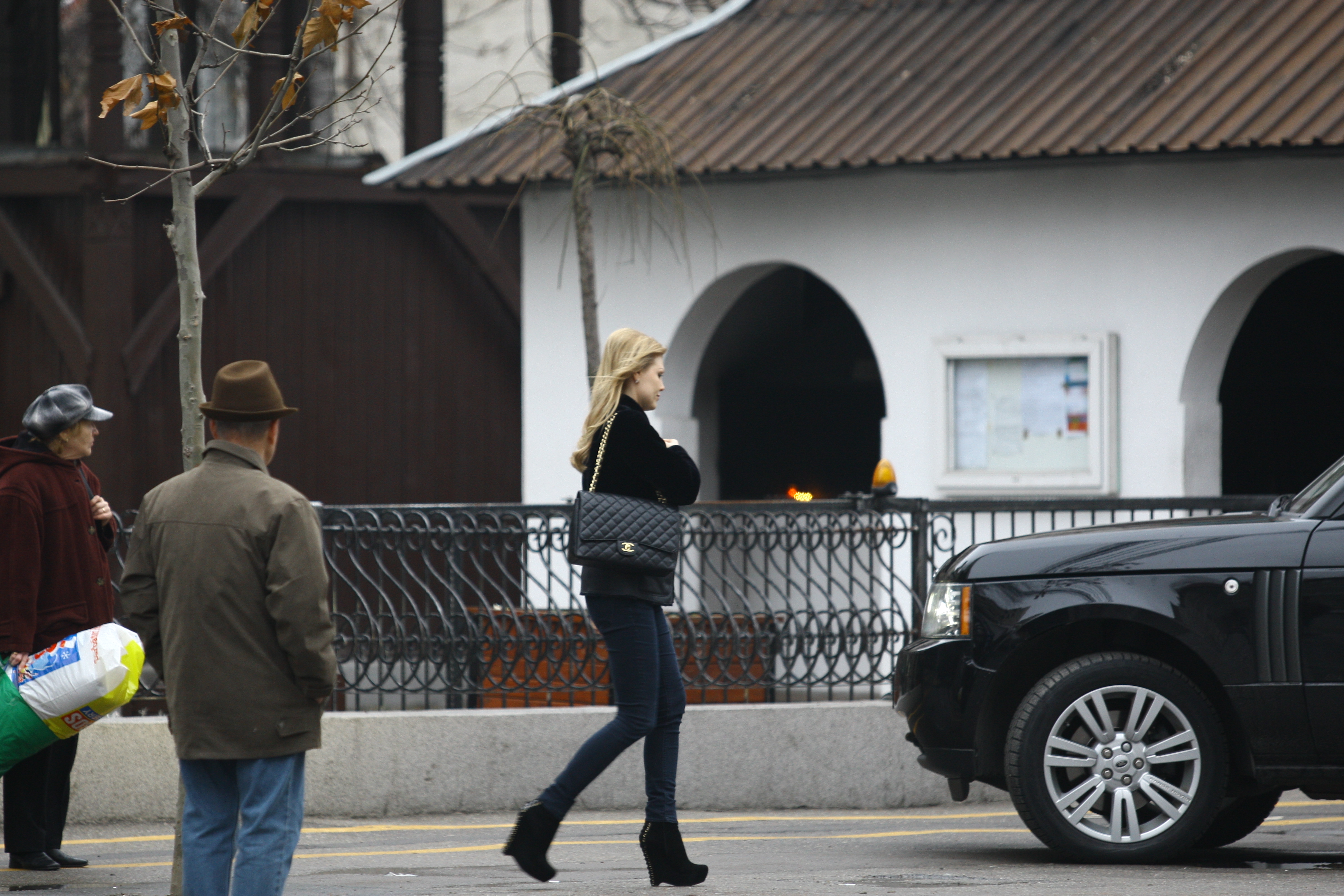 Ajunsa in fata bisericii, Cristina se inchina