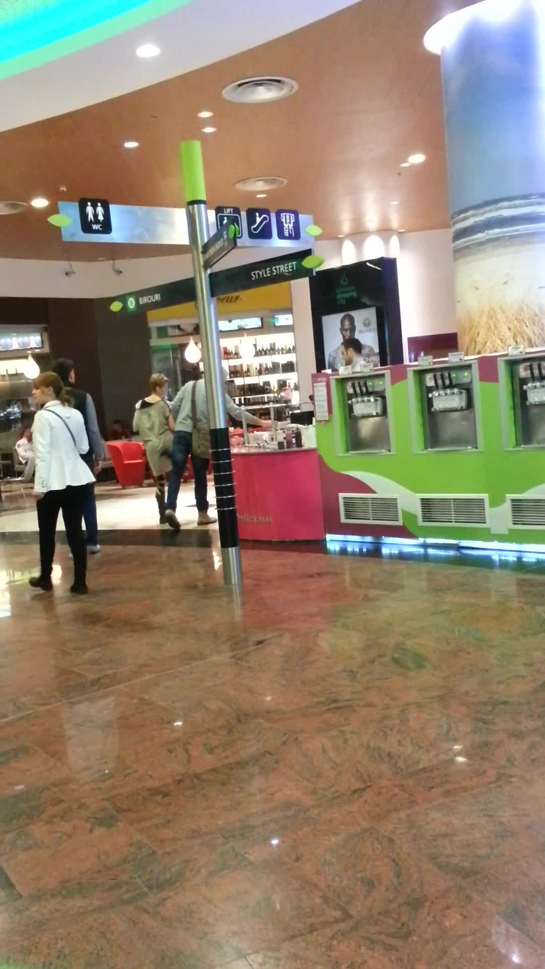 Profitand ca nu este atent, cantareata face o glumita cu actorul Dragos Bucur