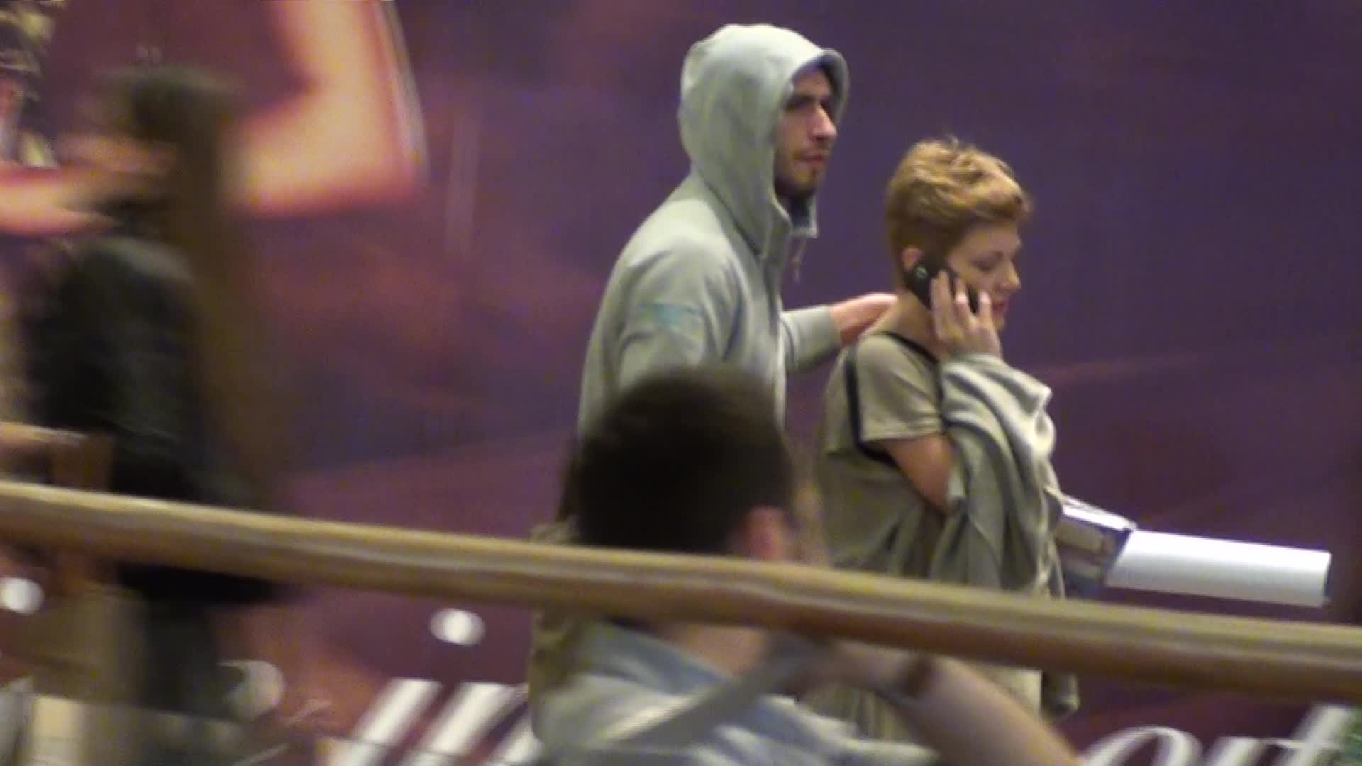 Dragos o tine strengarareste de umar pe sotia lui