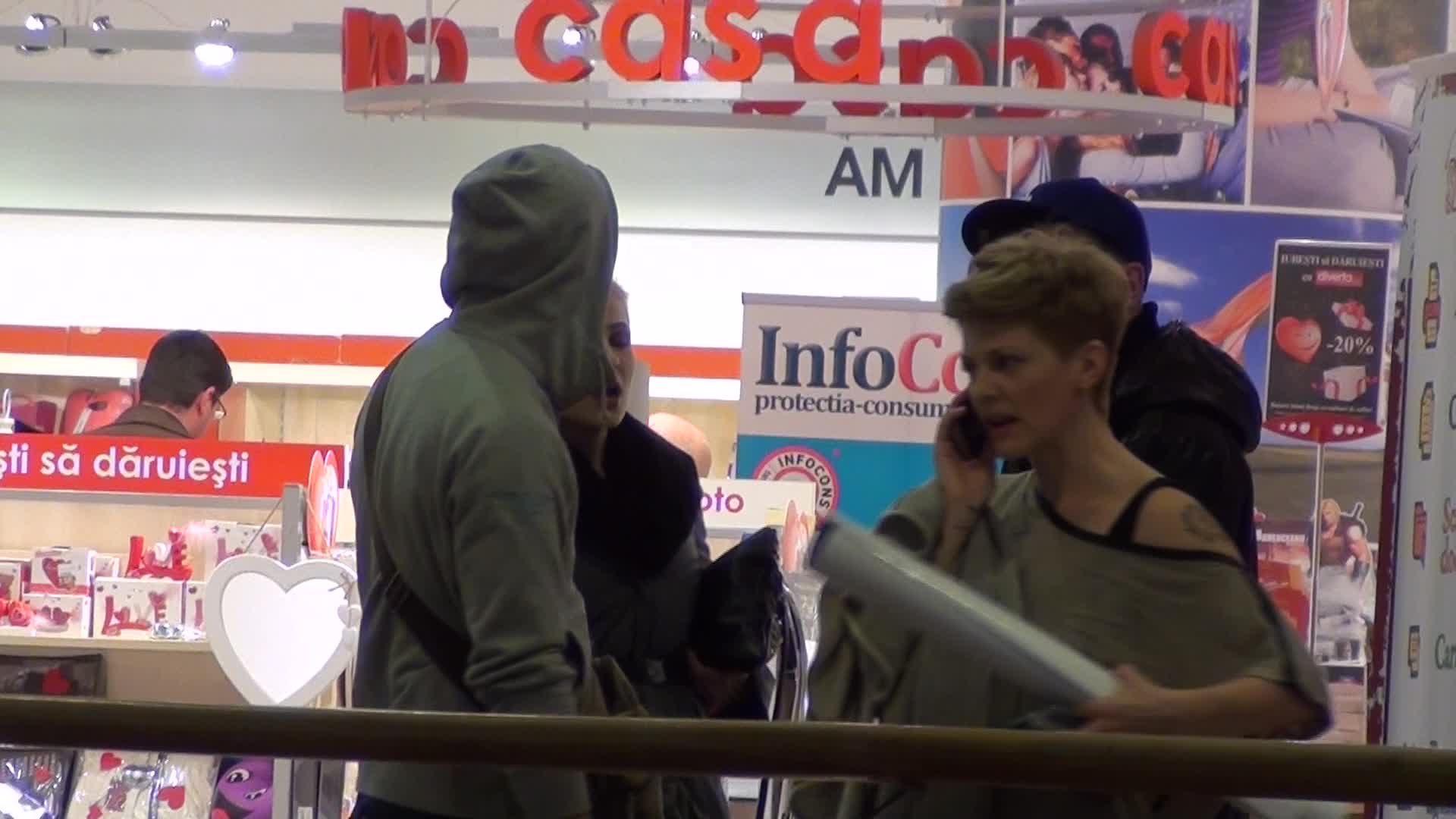 Cat timp Dragos sta de vorba cu artistul si sotia lui, Dana ii ignora total fiind atenta doar la conversatia telefonica