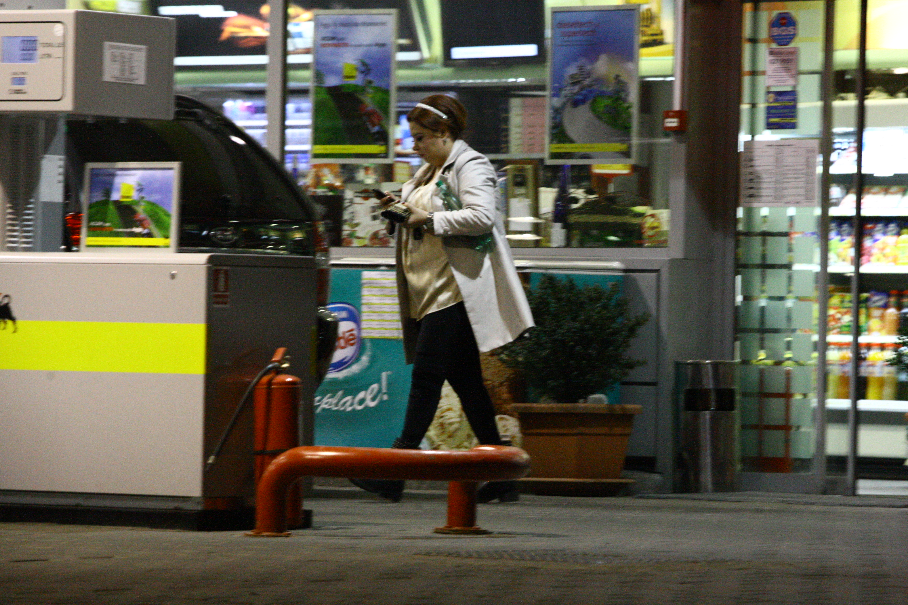 Oana iese din benzinarie cu sticla sub brat