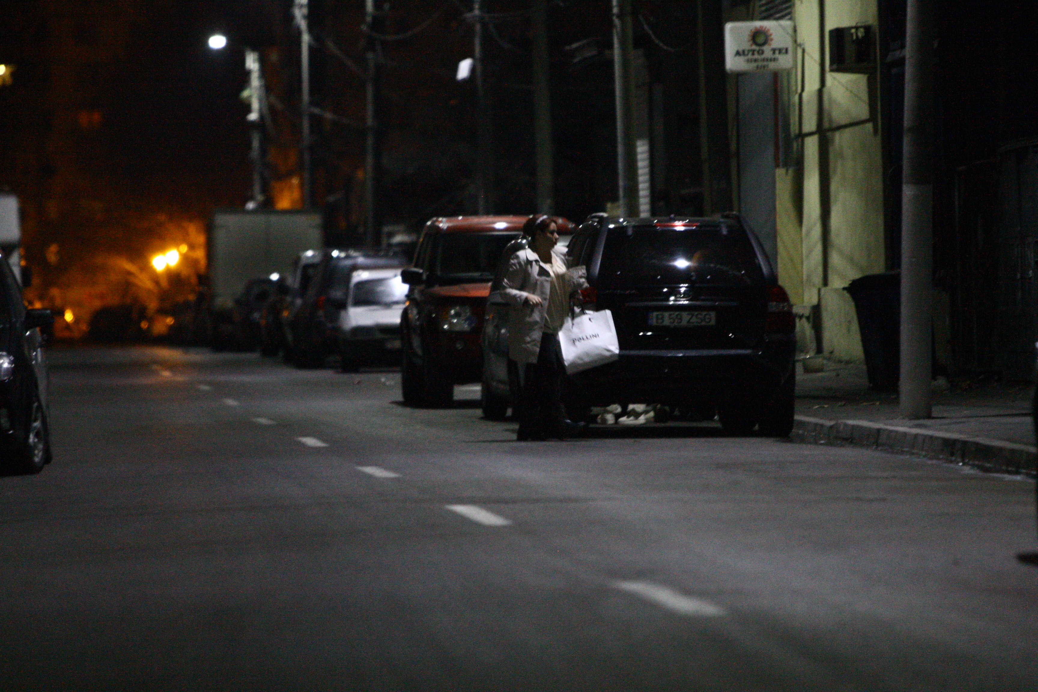 Dupa ce a parcat in fata blocului a luat mai multe pungi cu haine din portbagaj