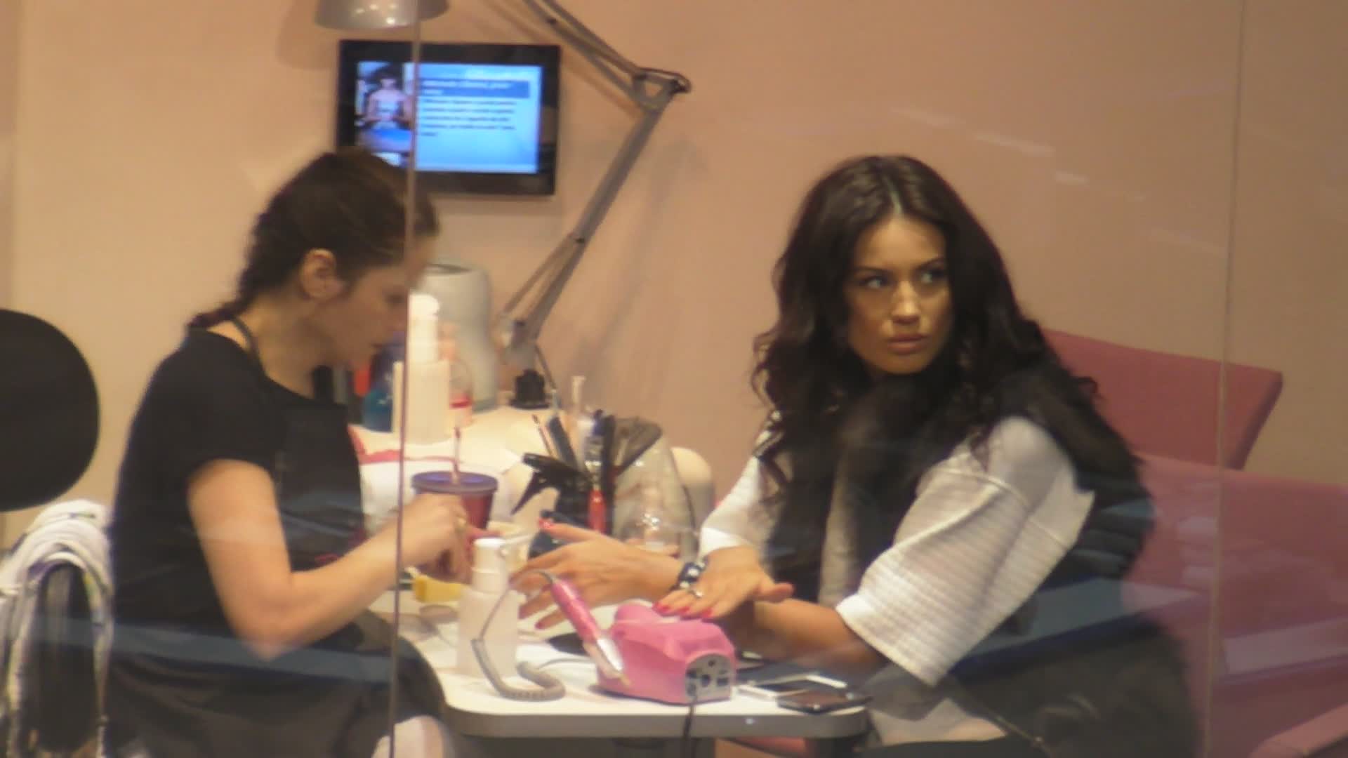 Geanina isi face manichiura de trei ori pe luna