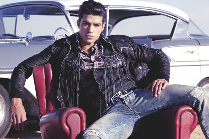 Cand nu danseaza, tinerii pozeaza pentru cataloagele diferitor branduri internationale