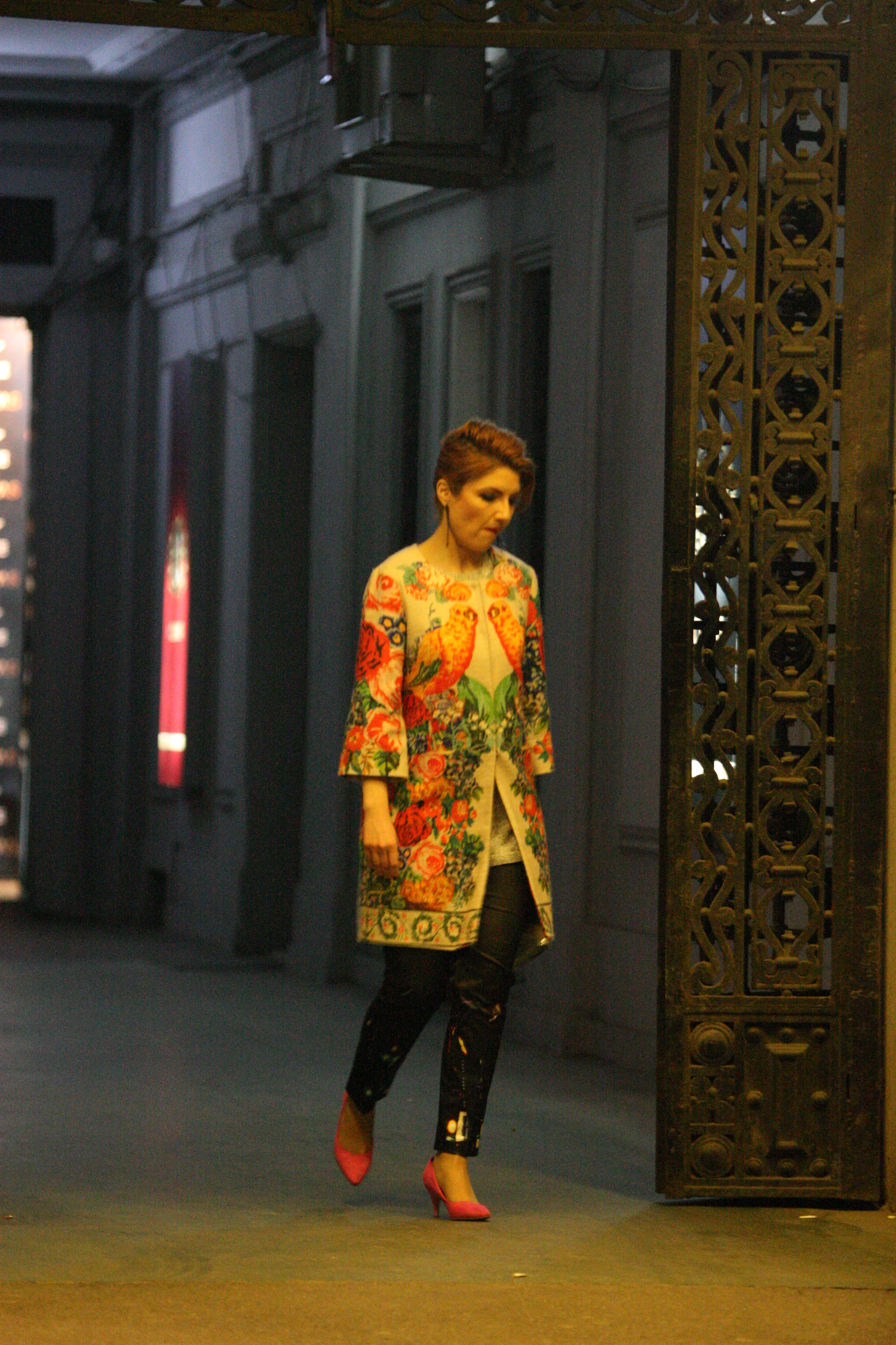 Alexandra Ungureanu pleaca obosita din clubul unde au avut concert cei de la Holograf