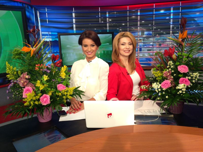 Geanina si Mihaela au primit doua cosuri imense de flori