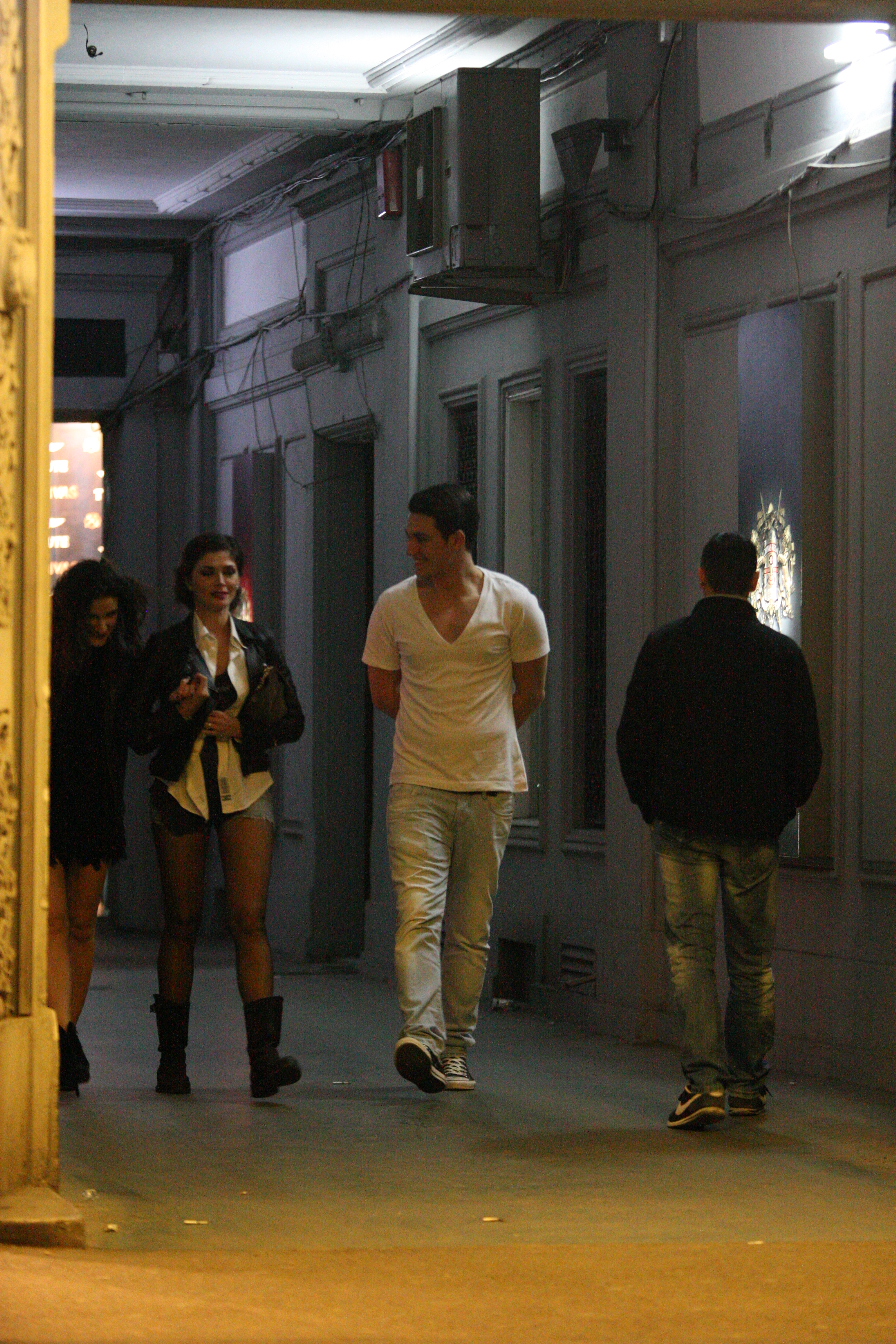 Tanarul, cucerit de Alina, a incercat sa o opreasca si sa o convinga sa-i acorde cateva minute