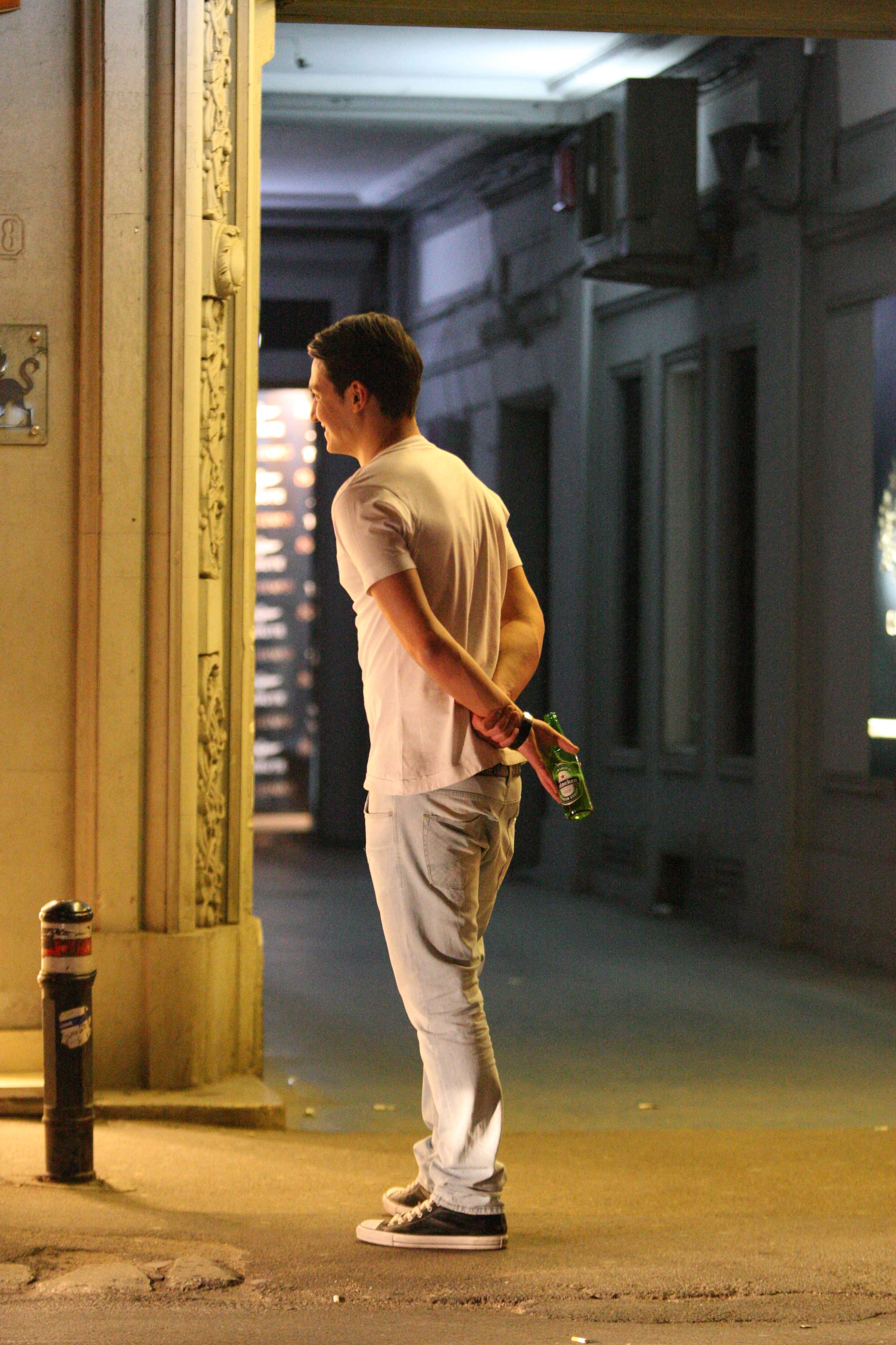 Admiratorul a ramas in urma, cu buza umflata