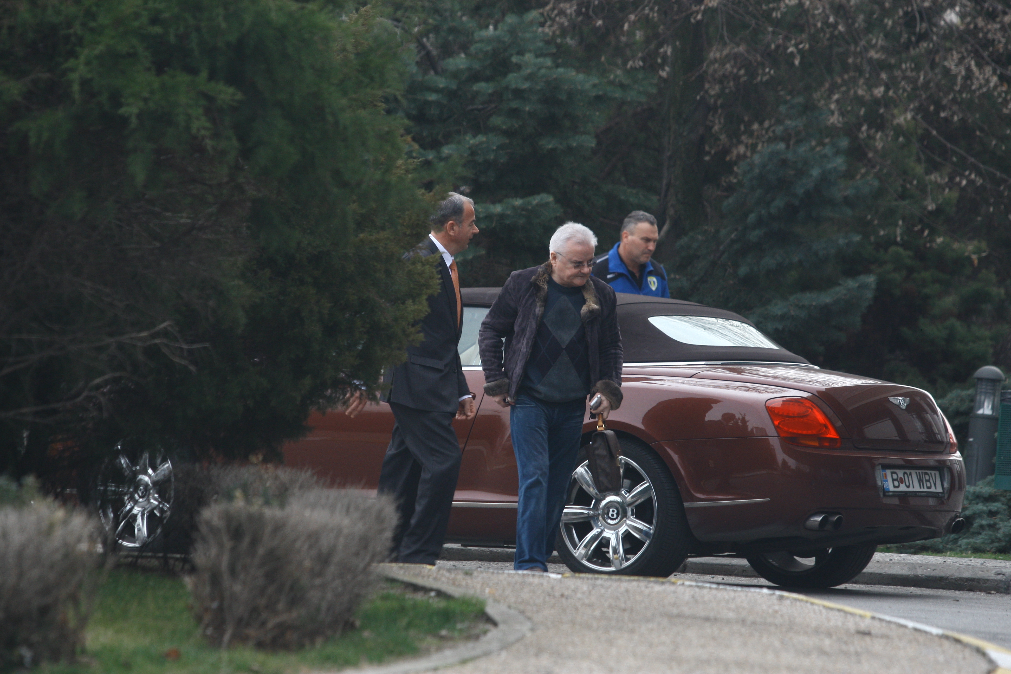 Omul de afaceri este in permanenta insotit de cineva care ii usureaza munca